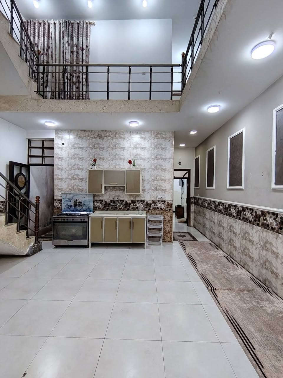 السلام عليكم دار سكن للبيع طابقين ثلاث غرف نوم البناء حديث درجة اولى في الكوت منطقة حي الحكيم نزلة علاء غريب مساحتة 150م البناء طابوق درجة اولى والسقف صب مسلح والارضية والجدران سيراميك ويتكون البيت من ثلاث غرف نوم وقياس الغرف 6×5 وصالة واستقبال ومطبخ وصحيات داخلية وخارجية ومرقم من قبل البلدية السعر 73 وبي مجال الاستفسار الاتصال على هذا الرقم ***********
