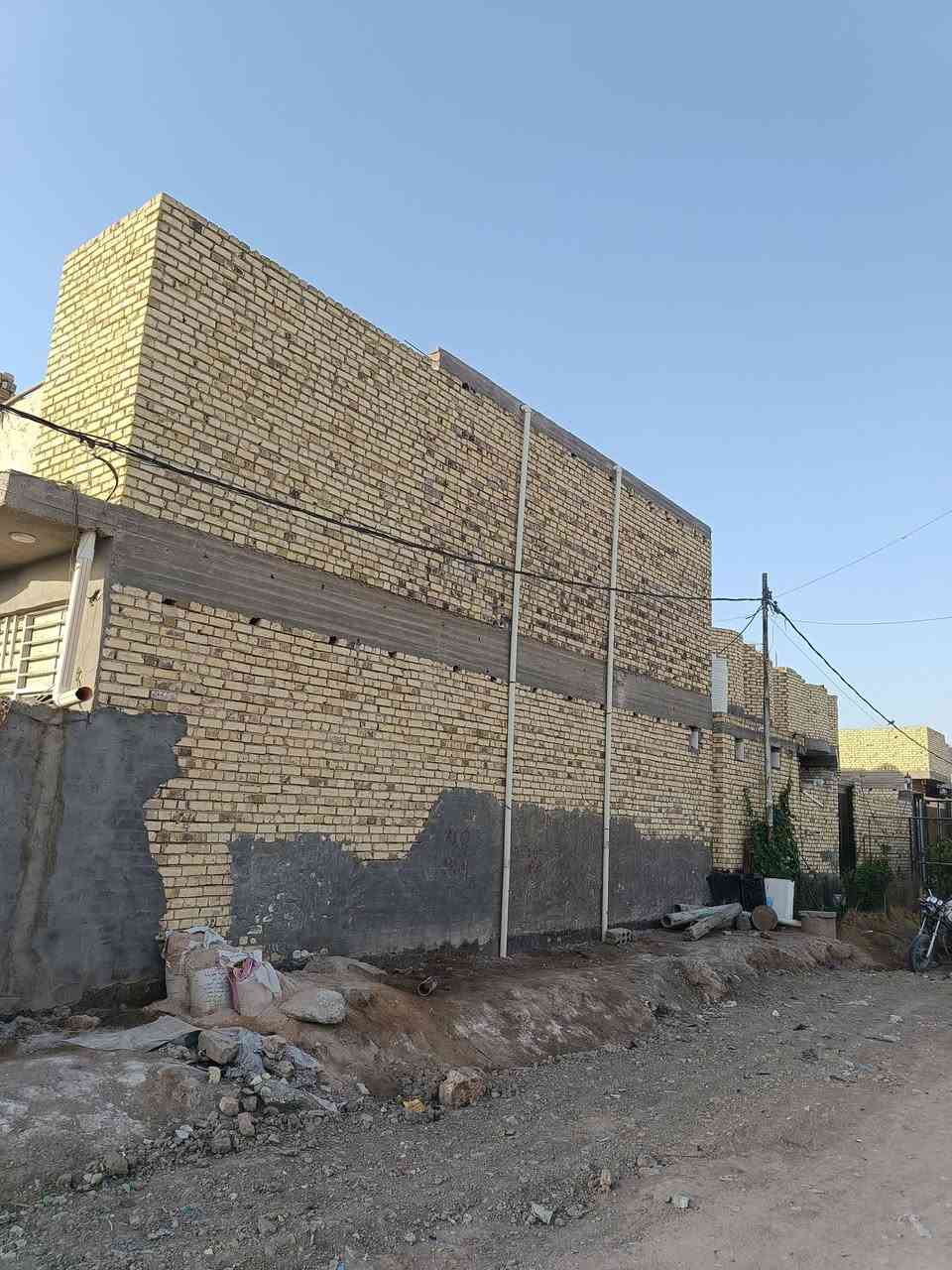 السلام عليكم بيت للبيع لعسكري بل قرب من مدرسه جبل عامل ركن ع شارعين 150 م / نزال 15/  عرض 10 م ***********
