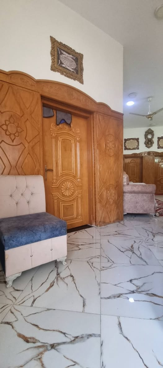 🧿للبيع بيت طابو صوب بني ركاب منطقة شياع 🧿
موقع تجاري على الشارع الرئيسي   قرب الجسر الجديد........ 
 المساحة: 253متر واجهه 11نزال 23 
🏢  بناء درجة أولى
 طابوق وسقف مسلح (كونكريت)
🔹 الطابق الأرضي: 🧿
غرفتين نوم
صالة
استقبال
مطبخ حار وبارد 
حمام داخلي
مجموعه صحيات خارجية حديقه خارجيه امام البيت
🔹 الطابق الثاني:
  غرفتين نوم نقص بياض وسيراميك
خدمات متكاملة  🧿
📞 للاستفسار مراجعة مكتب عقارات الكرارصوب بني ركاب أو الاتصال: ***********
 *********** يتوفر وتساب
