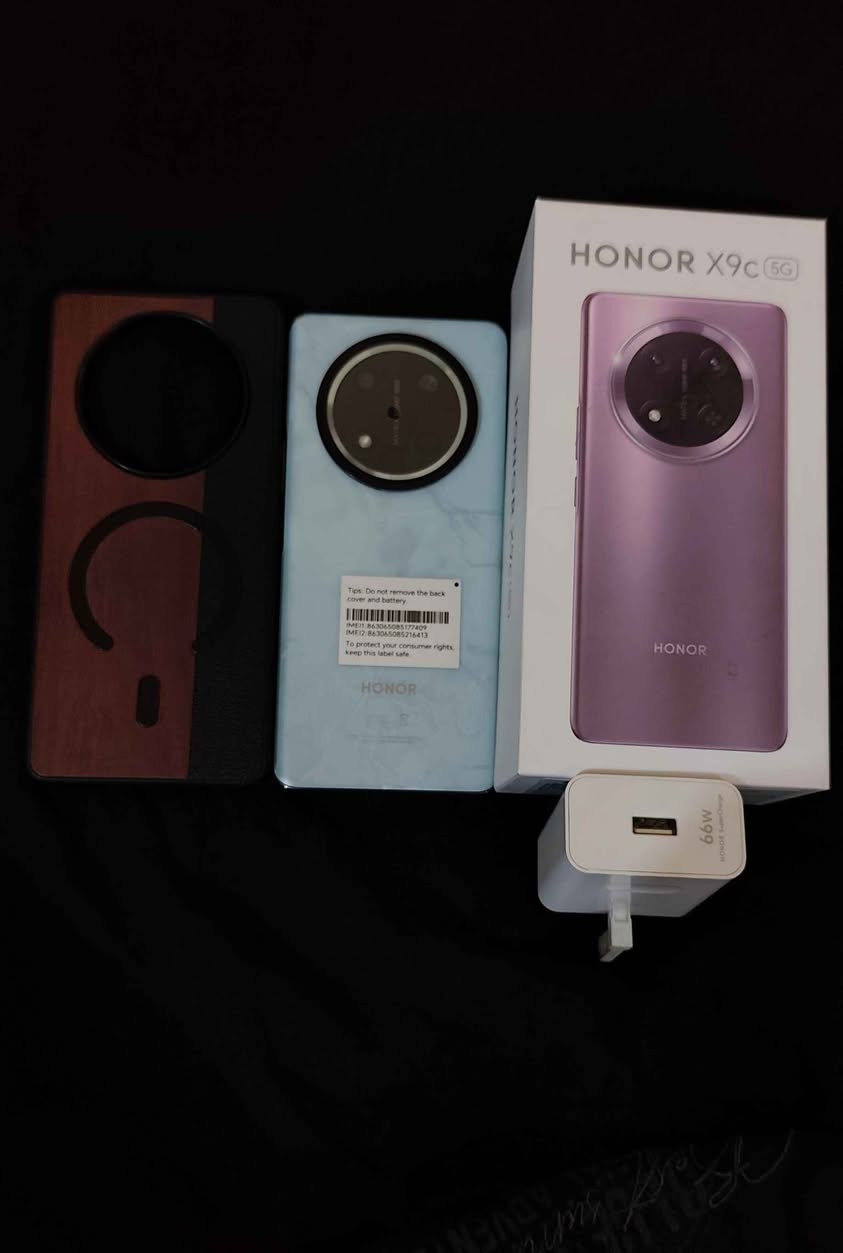 📱🔥 للبيع HONOR X9c 5G 🔥📱
جهاز مرتب ونظيف جداً،  مستخدم 10 ايام فقط ويا أغراضه، ومواصفاته قوية مقابل سعره 👌
🔹 الموديل: HONOR X9c 5G
🔹 الرام: 12GB
🔹 التخزين: 256GB
🔹 رام Turbo: يدعم إضافة 12GB افتراضية
🔹 المعال ج: Snapdragon 6 Gen 1
🔹 النظام: MagicOS 10
🔹 الشبكة: 5
🖥️ الشاشة: • AMOLED منحنية
• حجم 6.78 إنش تقريباً
• دقة 1.5K
• تحديث 120Hz
• ألوان 1.07 مليار لون
• سطوع يصل إلى 4000 nits
• PWM 3840Hz لحماية وراحة العين
📸 الكاميرات: • الخلفية الرئيسية 108MP
• مثبت بصري OIS + تثبيت إلكتروني EIS
• تصوير ليلي وذكاء اصطناعي
• الأمامية 16MP
• تصوير فيديو يصل إلى 4K حسب وضع التصوير
🔋 البطارية: • 6600mAh سيليكون-كربون
• شحن سريع 66W
• بطارية قوية جداً للاستخدام الطويل
• HONOR تذكر أن الهاتف يحقق أكثر من 72 ساعة من الاستخدام المعتدل في اختبارات البطارية.
🎮 الألعاب: • PUBG Mobile يدعم حتى 60 FPS على الإعدادات المدعومة
• تجربة PUBG سلسة على إعدادات Balanced + Extreme في اختبارات الأداء. • COD Mobile أداء ممتاز على إعدادات عالية ومعدل إطارات مرتفع. • شاشة الجهاز 120Hz، لكن هذا لا يعني أن PUBG تعمل 120 فريم؛ الاختبارات المتوفرة تشير إلى سقف 60 FPS في PUBG على الجهاز.
🛡️ المتانة: • تقنية HONOR Ultra-Bounce Anti-Drop 2.0 • مقاومة سقوط تصل إلى 2 متر في اختبارات HONOR • مقاومة ماء ورذاذ بمعيار IP65M في بعض الأسواق
✅ العلبة
✅ شاحن HONOR 66W
✅ كفر
✅ الجهاز نظيف مامستخدم اكثر من ايام 10 ومرتب حسب الصور
💥 جهاز ممتاز للتصوير، الألعاب، الاستخدام اليومي، والبطارية القوية.
💰 السعر: _____425_____ د.ع 📍 المكان: ______صلاح الدين الدجيل ____ 📞 للتواصل: ______***********____
الجاد فقط يتفضل 🌹 بلاد, صلاح الدين
