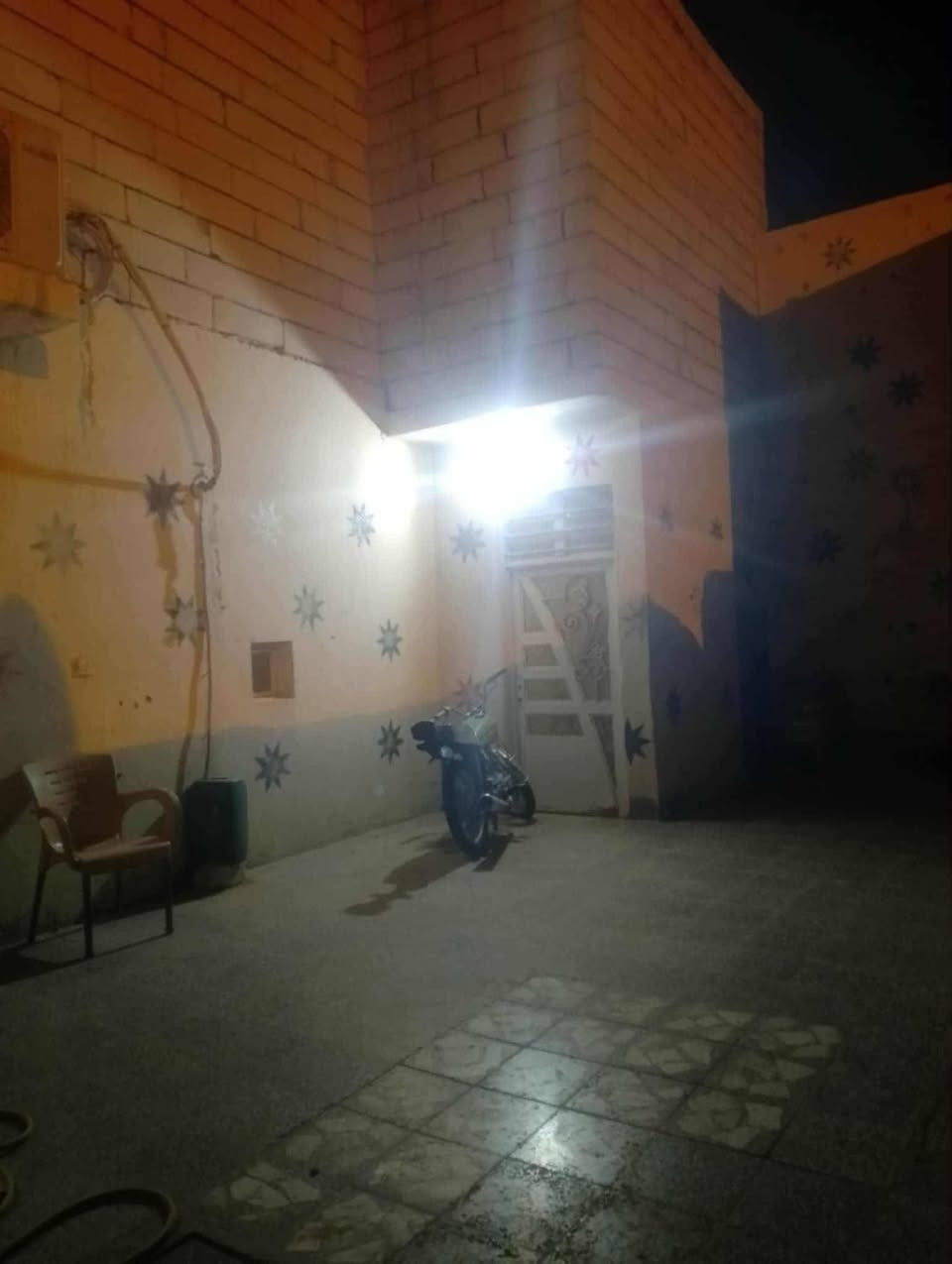 السلام عليكم بيت للبيع مساحه 200متر حي العسكري قرب الادله الجنائيه طابق ونص الطابق الثاني معزول بدرج للشارع وحده بي غرفه وصاله ومطبخ وحمام والطابق الاول غرفتين كبار 4/6واستقبال 4/7/والصاله /4/6/المطبخ 4/5/ومدخل /3/2الكراج  وحمام خارجي وداخلي السعر  135 وبي مجال للاستفسار اتصال ع هذا الرقم ***********....أو   واتساب *********** صاحب العقار @
