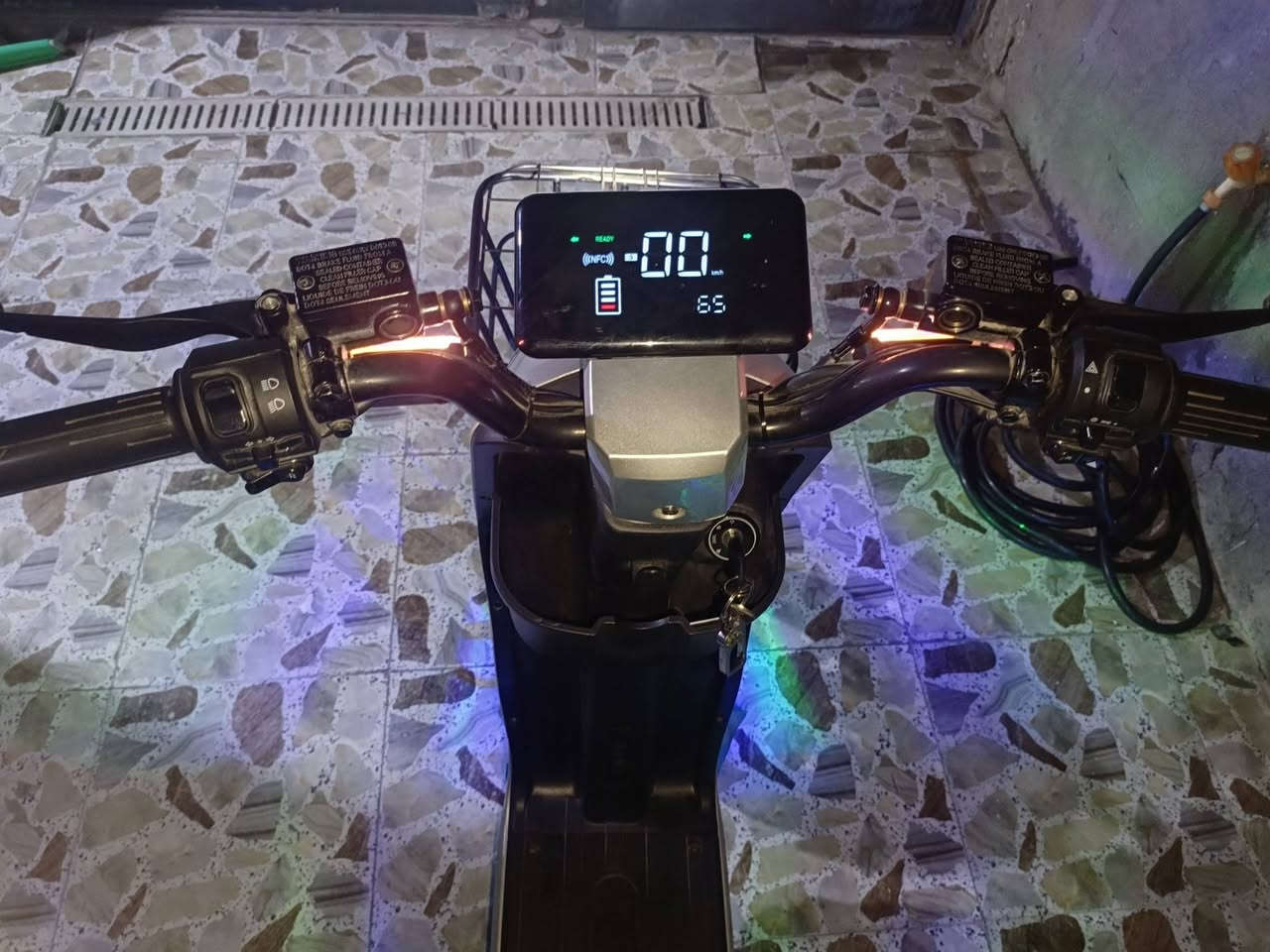 🚲⚡ باسكل شحن للبيع – نوعية R9 ⚡🚲

✨ المواصفات:
💡 إضاءة
🔋 بطاريات عدد 5 ليثيوم اصلي 
⚙️ نظام بَك 
🛑 بريك هيدروليكي خلفي وأمامي
📱 شاشة
🚀 أربع سرعات
💨 السرعة 99 حقيقية
🔑 سويجات ثنين 
📌 كارت تشغيل شاشه ثنين 
🌴(الباسكل جديد) 

📍 المكان: كربلاء
💰 السعر.جدا مناسب 
٤٢٥ وبي مجال وباسكل جديد جديد

📞 للتواصل:
***********
