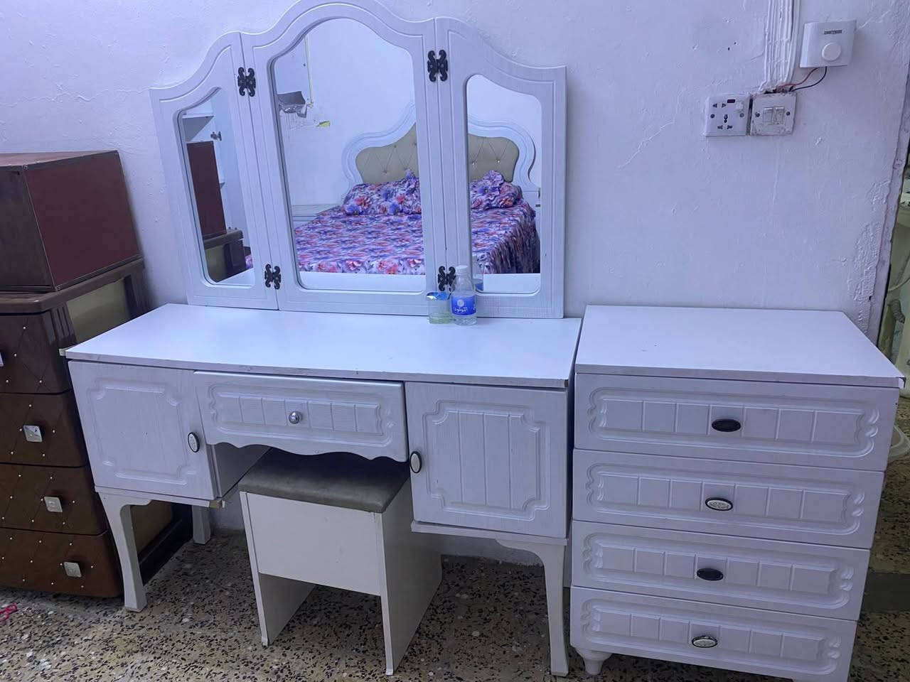 غرفه كانتري 7 قطع نفرين ب450 وبيها مجال وام النفر كنتور وجربايه وميز مكتبي ب300 مكاني محموديه وعندي توصيل ***********
