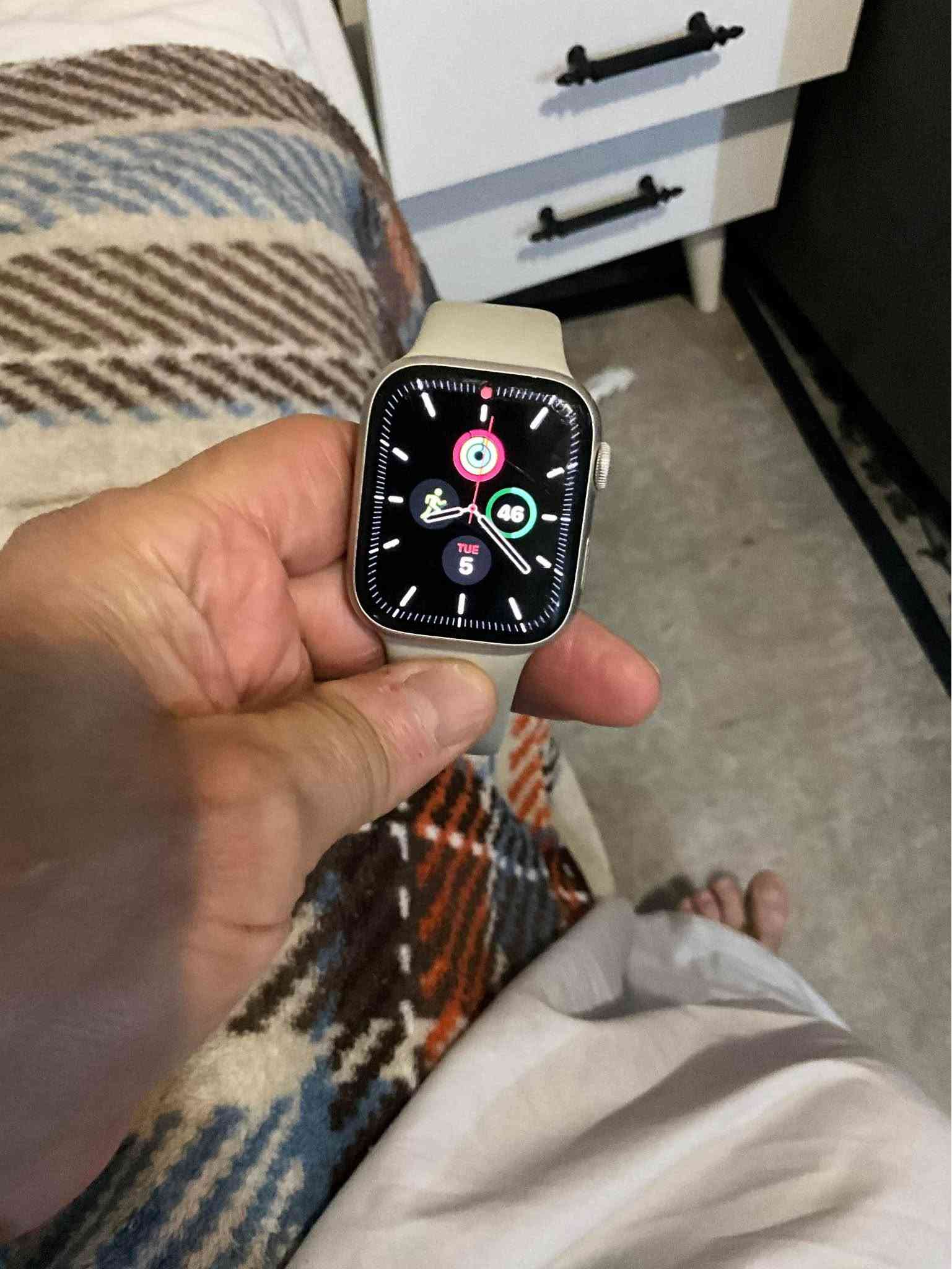 ابل واتج بحالة ممتازة البطارية ‎%‎81 مع الكارتونية بيها شخوط على الشاشة اللون أبيض *********** بغداد, العراق

نص مكتوب في الصور:
- 20:28 Battery Health ging past 80% until you need to use it. Maximum Capacity: 82% This is a measure of battery capacity relat- ive to when it was new.