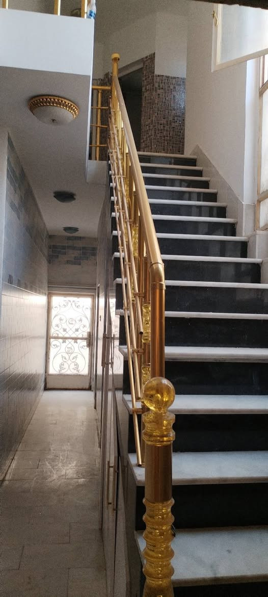 السلام عليكم ورحمة الله وبركاته .
دار طابقين للبيع بناء حديث المساحة ١٥٠ م في الجمعية يتكون من ثلاث غرف نوم مع صالة واستقبال ومطبخ . ومجمع صحي في الطابق الأول واخر في الطابق الثاني  وبالتحديد دار الدكتور أحمد أبو الأسنان ابو الدبلة . للاستفسار أكثر الاتصال على الرقم *********** او ***********

