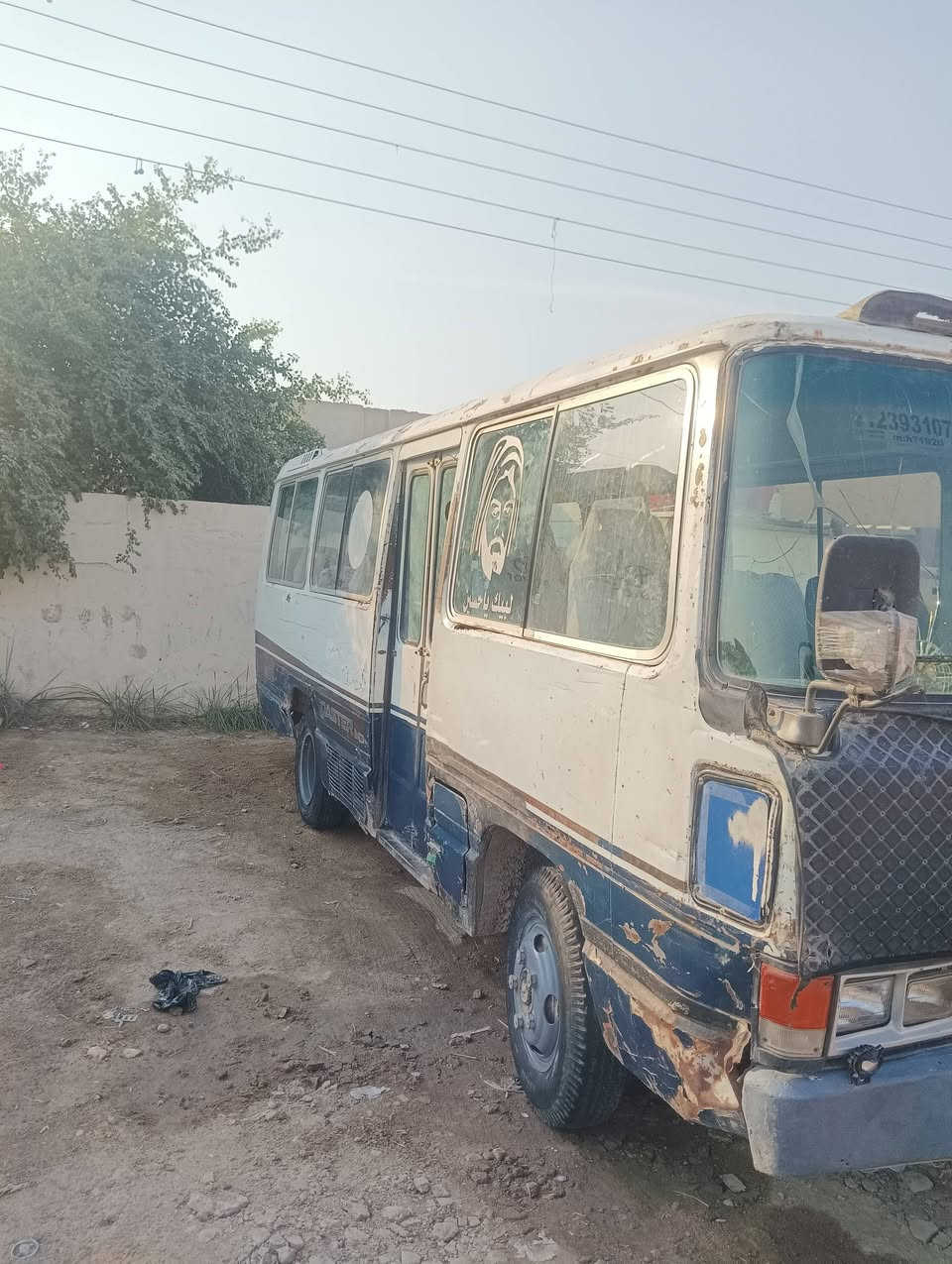 كوستر للبيع ٣ونص وبيها مجال مكينة جديدة بعدها على سحك ومگاني بلحلة  رقم الهاتف ***********
