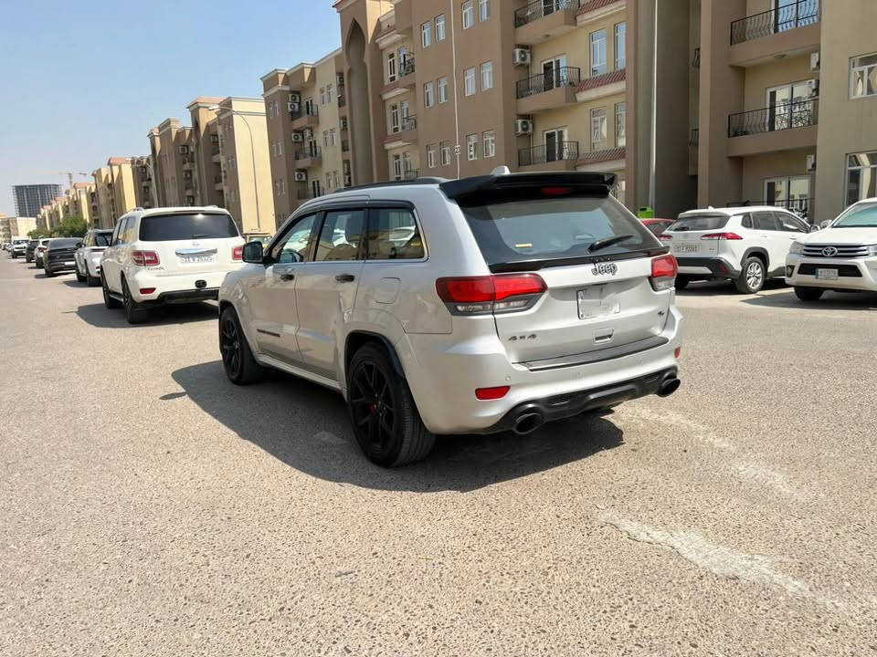 Jeep hemi 5700
موديل ٢٠١٢ فول مواصفات
محدثه كت كامل
مكينه كير سياره جاهزه srt
رقم بغداد باسمي 
بيها كم قطعه صبغ بدون ايرباك 
شواصي ولغد مكفول
مراوس كورلا شعندك نزل
بغداد / العامرية

***********

