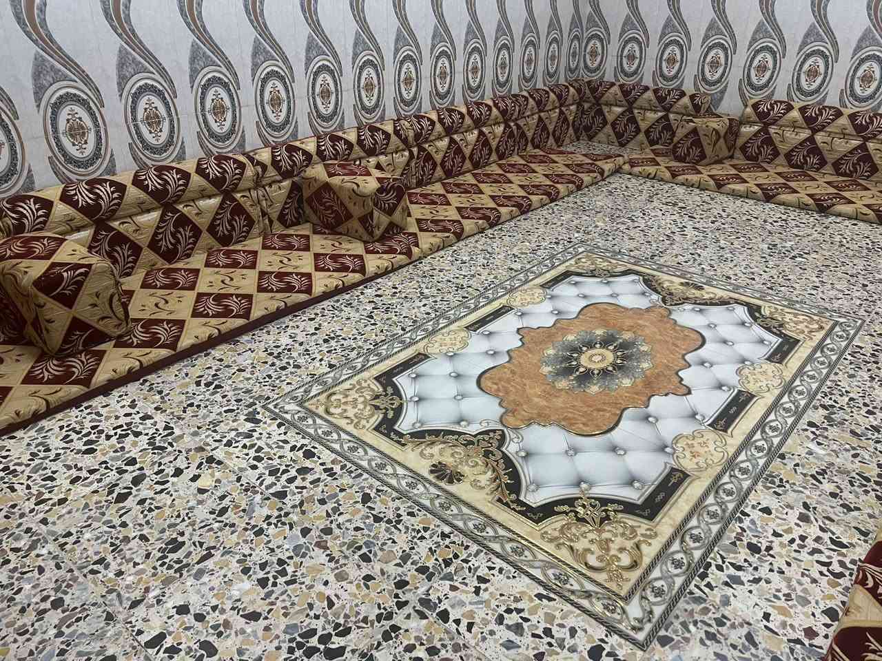 جلسه مضيف نضيفه 
مثل ماموضح بالصوره 
14 متر 
وجه واحد 
وياها 7 مخاد 
بالجهتين تخلي 3 ب3 والنص 1 

مكان كربلاء الامن الداخلي 
 رقم هاتف ***********

