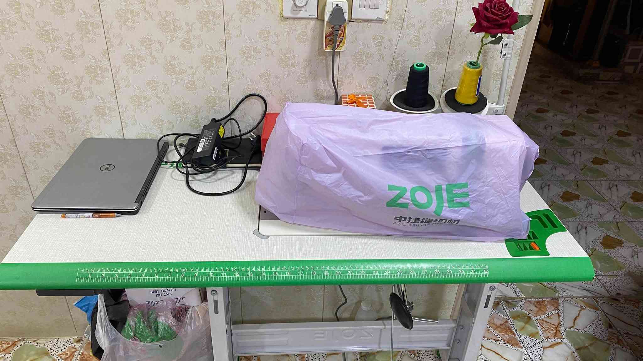 السلام عليكم ورحمة الله وبركاته 
حياكم الله اخوان ماكنة خياطة للبيع  

🧵 ZOJE A8000-D4الاصلي 
نظافة 100‎%‎صار شهر من اخذتها 
وين ما تريد افحصها واني خادم 
السعر 400 وبيها مجال 
للاستفسار اتصل  
*********** ب واتساب
