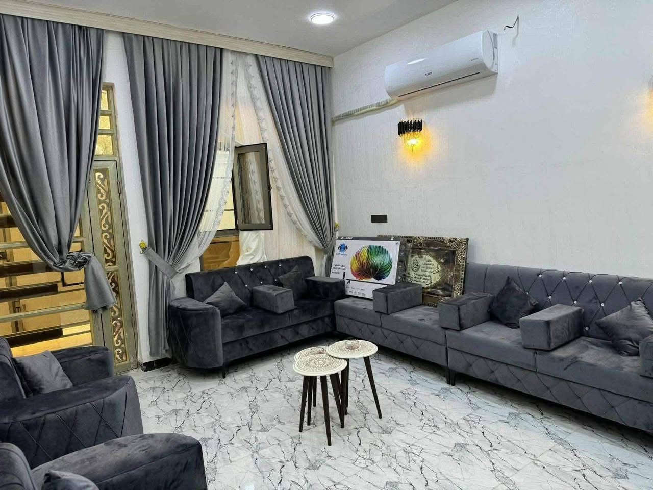 سلام عليكم
بيت طابو زراعي 
١١٠ متر
قاطين
يحتوي علا غرفه وستقبال
وغرفه فوك 
صيحين
منور 
حمام خارجي وحمام داخلي
سند ٢٥ تتكاتب ويا ابل سند نفسه
موقع البيت 
البحيره 
تريده مؤثث أو غير اثاث

السعر ٨٥ غير مؤثث ٩٠ مؤثث
اشرف بيكمً
***********
متواجد عل خط وألوات ساب
