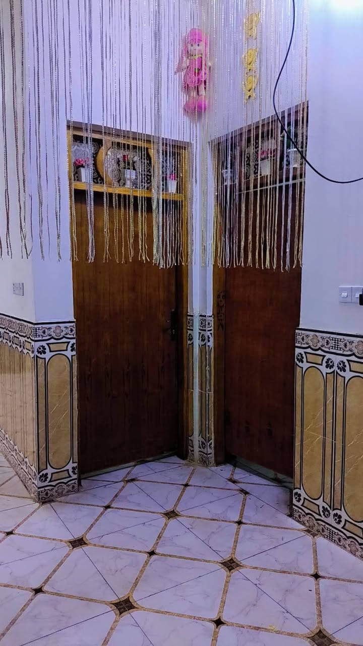 سلام عليكم دار اللبيع حي القصور
مساحة الدار 500 مبني 250 متر وباقي 250 متر حديقه بناء جديد 

استقبال 9× 4ونص

2 غرف 5× 4 نفس المستوه

صاله 5× 4

مطبخ 6× 4ونص الكراج 9 ونص

اني مكلف في النشر صاحب الدار هذا رقم ***********
