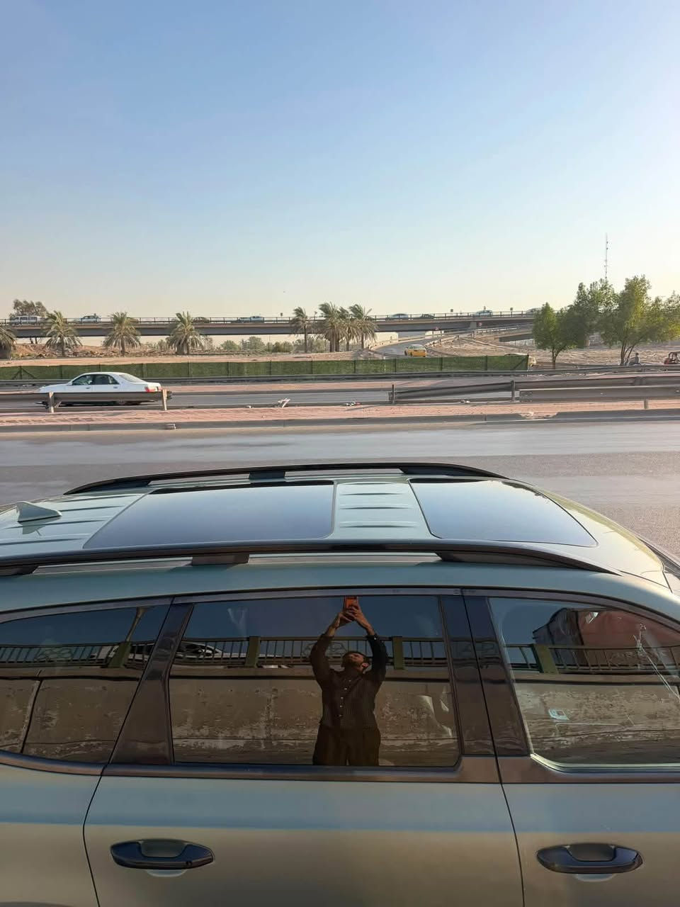 للبيع: كيا تلرايد (Kia Telluride) موديل 2024
السيارة فول مواصفات 1/1 بحالة ممتازة وجاهزة للاستخدام، 
تفاصيل السيارة:
 النوع: كيا تلرايد (Kia Telluride)
 الموديل: 2024  وارد أمريكي كتاب شهداء
 اللون الخارجي: زيتوني لامع ميتاليك السياره محميه بأفلام الحمايه الشفافه PPf مات (مطفي) مميز جداً
 اللون الداخلي: جلد أصل بجلد أسود (كراسي منفصلة / كابتن)
 الرقم: بغداد (ألماني)
المواصفات العالية (فول 1/1):
 فتحه سقف بانوراما مزدوجة
 شاشة دشبود ديجيتال كاملة مع شاشة شاشة وسائط كبيرة
 ويل أوفسيت أسود مميز
 كراسي جلد كهرباء مع نظام تدفئة وتبريد
 نظام دفع رباعي / قيادة متعدد وضعيات (Smart / Eco / Sport)
 حساسات أصلية أمامي وخلفي مع كاميرات
 نظام الحفاظ على المسار والرادار الجانبي والأمامي
 إضاءة LED حديثة وكشافات
 نظام صوتي راقي
 تشغيل عن بعد وبصمة دخول
التواصل:***********
 السعر :250$ قابل للتفاوض 
 مكان السياره بغداد زيونه
