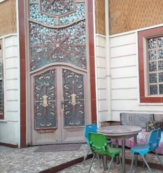 سلام عليكم بيت في حي الجامعه طابقين 200م بناء حديث يحتوي على 6غرف نوم وصاله واستقبال  وتخاريج وبناء درجه اولى مال جنيان السعر مناسب للاستفسار على ارقام التاليه***********

نص مكتوب في الصور:
- نشط منذ ساعة واحدة
