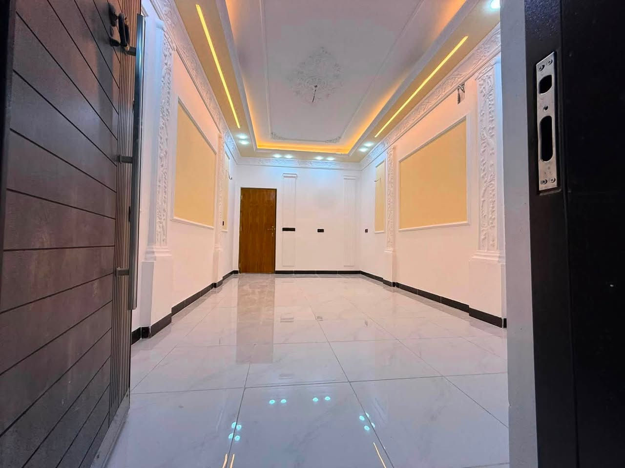 الدار للبيع 🏠مكتب تبارك للعقار 🏠
المساحة 100 م❤️
( مدخلين )البيت درجة أولى فول الفووول دزاين مودرن 🌸
العنوان الشعب شارع الاسواق المركزية التجار ❤️ موقع جيد 👌
يحتوي الطابق الارضي على كراج صغير  واستقبال ومطبخ حار وبارد ومنور وخدمات ومكان غسالة معزول وغرفة نوم 
ويحتوي الطابق الثاني على غرفتين نوم وخدمات وبيتونة وسطحين
للاستفسار اكثر يرجى الاتصال على الرقم التالي (متواجد هذا الرقم على الواتس اب والفايبر والماسنجر *********** )
او الاتصال على الرقم الاخر 
***********
او زيارة مكتب تبارك للعقار والمقاولات الكائن في شارع الاسواق المركزية قرب مطعم ميامي
