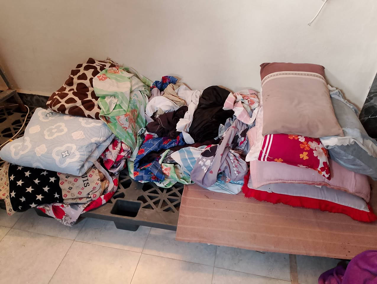 يوجد غراض باله  للبيع بطانيات لحف جودليات غطوات مخاد بسعار مناسبه العنوان الدوانيه حي الزهراء مقابيل عمارات الزيتون مدخل علوه المخضر القديمه الاتصال ***********
