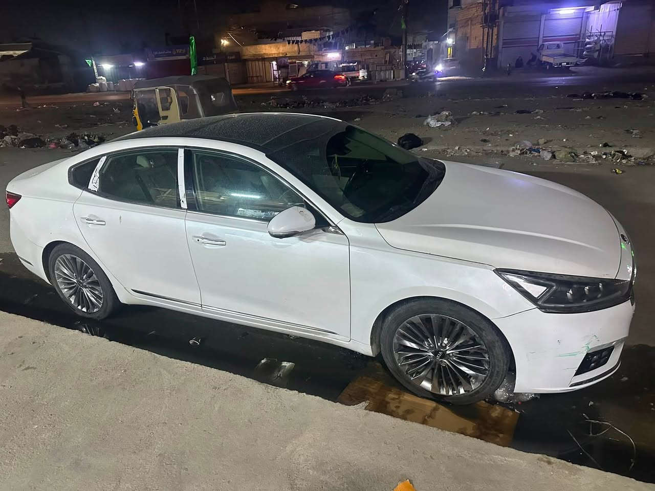 السلام عليكم
كيا كاتنزا 2019 وارد امريكي vip فول مواصفات 

حادث سرقة 

كما موضح بالصورة 

ماشية 85,000 ميل 

المحرك: 6 أسطوانات (V6) سعة 3.3 لتر بنظام الحقن المباشر (GDI).  

 القوة: يولد قوة 290 حصان وعزم دوران 353 نيوتن.متر.  

 ناقل الحركة (الكروبس): أوتوماتيكي من 8 سرعات مع وضعية التبديل اليدوي (Sportmatic) وتحديد وضعيات القيادة (Eco, Sport, Comfort, Smart).  

 نظام الدفع: دفع أمامي (FWD).  

2. المواصفات الخارجية

 المصابيح: إضاءة أمامية full-LED تفاعلية مع كشافات ضباب LED بتصميم "مكعبات الثلج" الشهير وإضاءة خلفية LED بتوقيع Z-Shape.  

 العجلات: رنغات (جنوط) ألومنيوم كروم قياس 19 إنش بتصميم خاص بفئة الليمتد.  

 السقف: فتحة سقف بانورامية بالكامل.  

 الشبك الأمامي: الشبك المقعّر الفاخر المصنوع من الكروم (Intaglio Grille).  

 الصندوق الخلفي: ذكي (Smart Power Trunk) يفتح تلقائياً عند الاقتراب منه مع المفتاح الذكي.  

3. المقصورة والرفاهية الداخلية (VIP)

 المقاعد: جلد نابا (Nappa) طبيعي فاخر بملامح مطرزة (Quilted Leather).  

 التحكم بالمقاعد:  

 مقعد السائق والراكب كهربائي بالكامل مع ذاكرة لحفظ وضعيات مقعد السائق والمرايا والمقود.  

 نظام تبريد وتدفئة للمقاعد الأمامية + تدفئة للمقاعد الخلفية.

 النظام الصوتي: نظام فاخر من Harman/Kardon يتكون من 12 سماعة بقوة 630 واط مع تقنية Clari-Fi للتقنية الصوتية العالية.  

 الشاشات والتقنية:  

 شاشة عرض معلومات على الزجاج الأمامي (Head-Up Display / HUD).

 شاشة لمس وسطية قياس 8 إنش تدعم Apple CarPlay و Android Auto وتدعم الملاحة.

 شاحن لاسلكي للهواتف الذكية.  

 الستائر: ستارة خلفية كهربائية + ستائر جانبية يدوية للأبواب الخلفية.  

 التكييف: أوتوماتيكي مزدوج المناطق (Dual-Zone) مع فتحات تكييف خلفية.  

4. أنظمة الأمان والتكنولوجيا (Drive Wise)

تأتي فئة VIP الوارد الأمريكي بحزمة أمان متكاملة تشمل:

1. كاميرات 360 درجة (Surround View Monitor): لرؤية شاملة للسيارة أثناء الركن.  

2. رادار ونظام تثبيت السرعة الذكي (Smart Cruise Control): ميزة التوقف والبدء الآلي (Stop & Go).  

3. نظام الكبح التلقائي للطوارئ (Forward Collision-Avoidance): للوقاية من الحوادث الأمامية.  

4. نظام المحافظة على المسار (Lane Keeping Assist) وتنبيه الخروج من المسار.

5. نظام كشف النقاط العمياء (Blind-Spot Detection / Avoidance Assist).

6. تنبيه حركة المرور الخلفية (Rear Cross-Traffic Alert).

7. وسائد هوائية متكاملة: 9 وسائد هوائية تشمل الوسائد الجانبية والستائرية ووسادة ركبة السائق.

الرقم اربيل .

السعر155 وبيها مجال 

مكاني بغداد حي النصر 

***********
