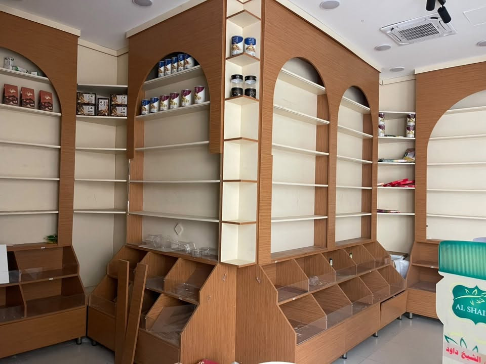 ديكور محل • إنارة داخلية • رفوف
