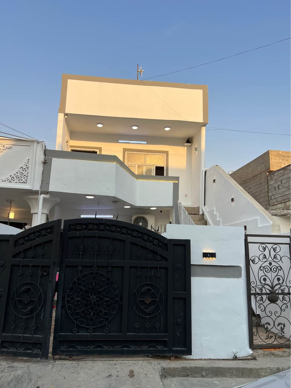 🏡 دار للبيع طابقين(زراعي)– القادسية (قرب جسر ليلان)

📐 المساحة: 100 متر خدمات كامله (كهرباء_ماء_تبليط) بناء حديث متكامل
📍 الموقع: القادسية – قرب جسر ليلان، مقابل مغسلة سيارات، قريب على شارع عام

🔸 الطابق الأول:
 كراج سيارة- تواليت خارجي- استقبال- مطبخ بارد + مطبخ حار- حمام +تواليت داخلي- غرفة نوم- مخزن

🔸 الطابق الثاني:

- نفس تقسيم الطابق الأول

💰 السعر60)وبيه مجال 

📩 للاستفسار مراسلة الخاص أو واتساب (*********** كركوك, العراق
