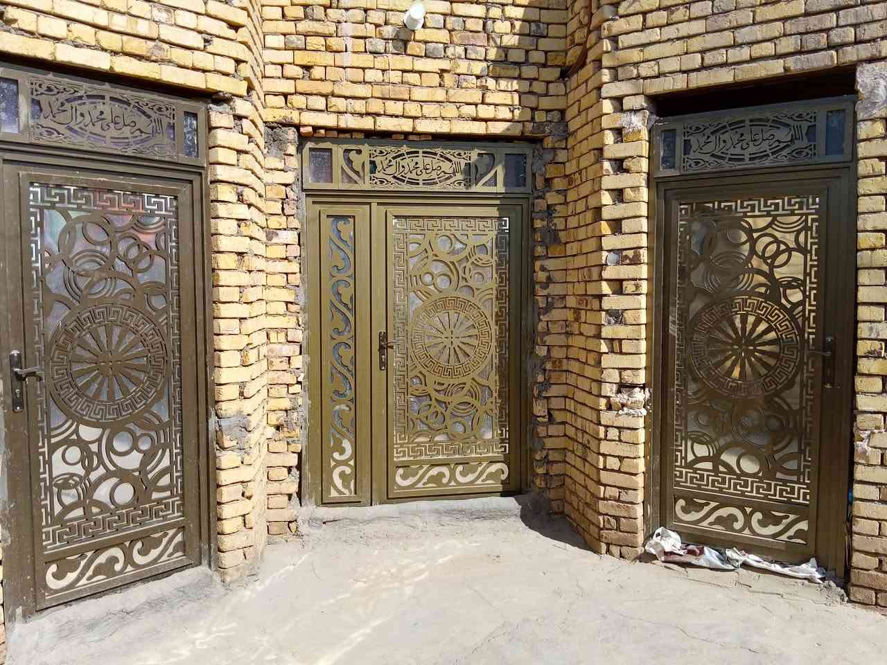 سلام عليكم بيت للبيع مساحته 200 متر يتكون من غرفتين وصاله وبراني ومطبخ حمامات داخليه وخارجيه عوزه بس بورك وسراميك مكان الكوام يم حسينيه الضاحي الستفسار الاتصال ***********

