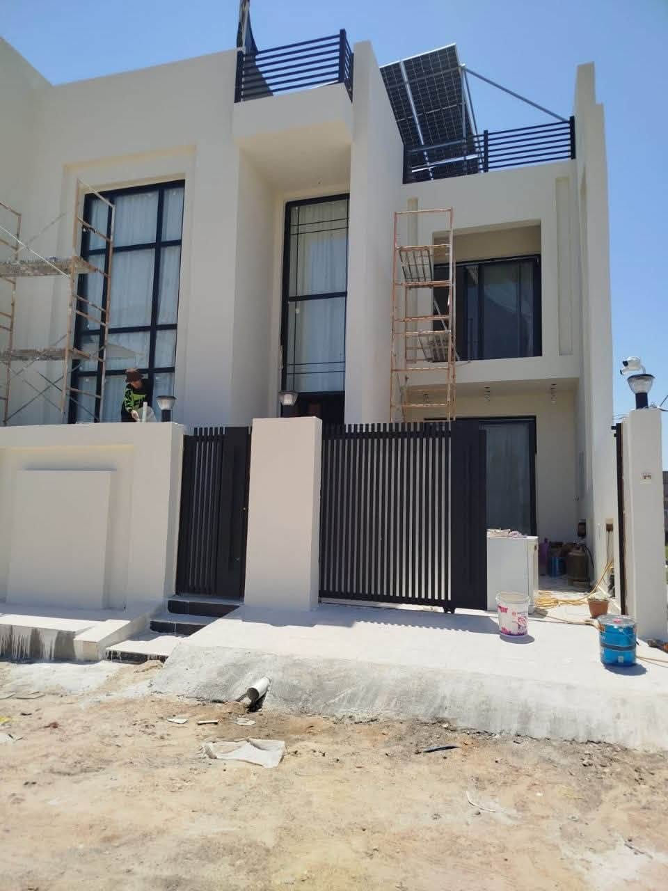 *🏡 دار للبيع - تسليم مباشر*

*الموقع:* الحلة - حي الجزائر  
مقابل محكمة استئناف بابل 📍  
يبعد 100م فقط عن شارع حلة - بغداد  
شارع 10م | موقع مميز جداً

*المساحة:* 200م²  
*السند:* طابو صرف ✅  
*البناء:* حديث | تسليم مباشر

*مواصفات الطابق الأول:*
- استقبال كبير
- غرفة كبيرة نظام فندقي  
- هول كبير
- مطبخ حار + مطبخ بارد
- مجمع صحيات
- حديقة داخلية
- كراج سيارة

*مواصفات الطابق الثاني:*
- غرفتين كبيرة جداً + غرفة ملابس داخل كل غرفة
- هول كبير
- مجمع صحيات
- مخزن
- سطحين "عالي + ناصي"

*مميزات إضافية:*
- *نظام الطاقة الشمسية* ☀️
- بناء حديث وتشطيب راقي

📞 *للاستفسار:* ***********
