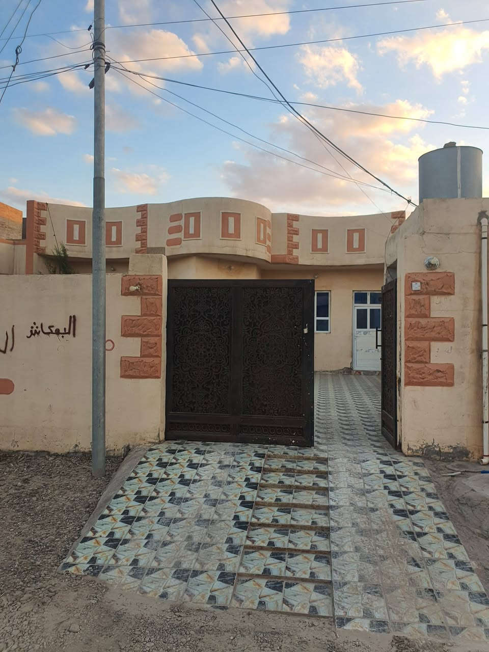 دار للإيجار الديوم 14 الف قرب شارع 40 مساحه 300 للأستفسار الاتصال ***********
