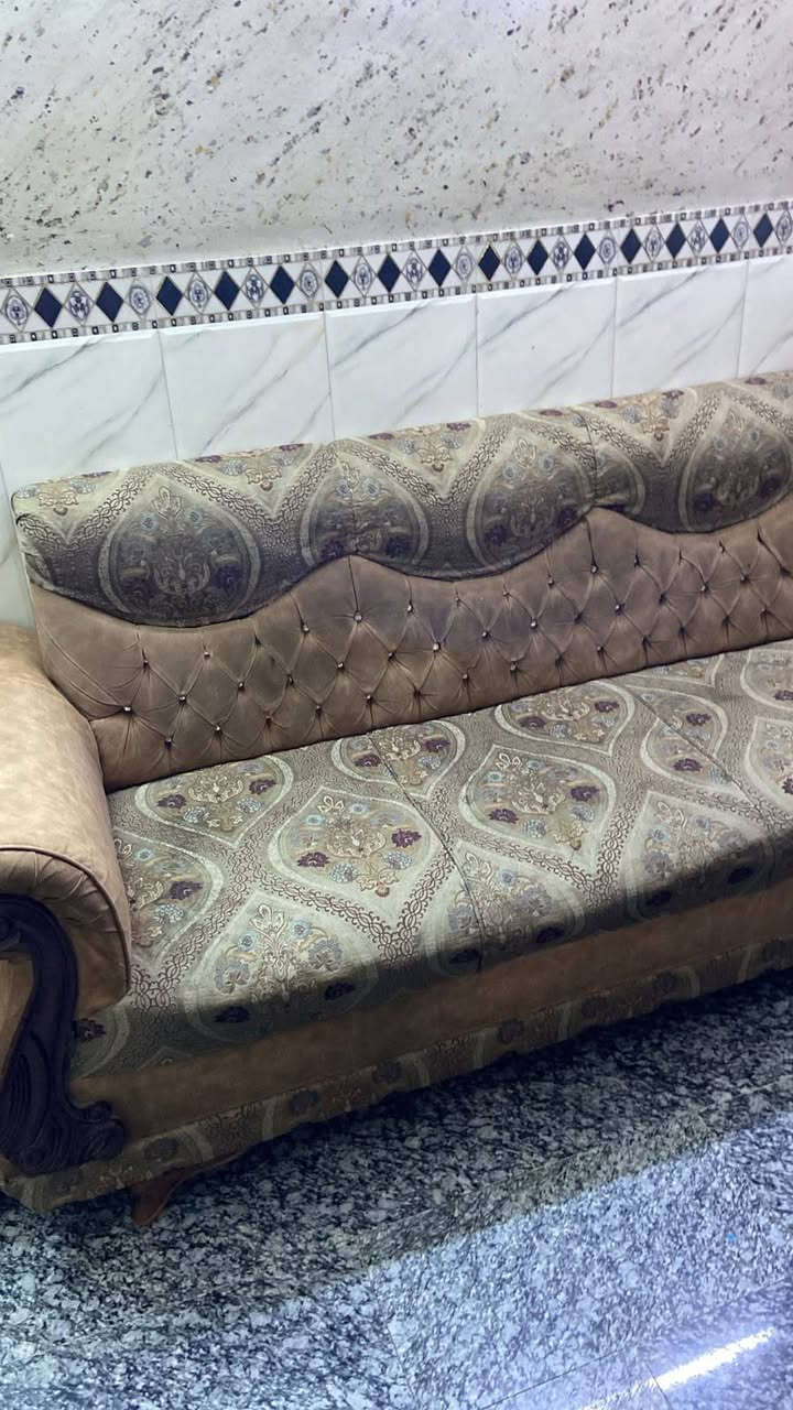 ديوان تركي تفصال تكمه البيع ١١ مقعد جدآ نصيف وسعره مناسب جدا جدا جدا ٣٠٠وبي مجال مكاني بغداد الدوره
