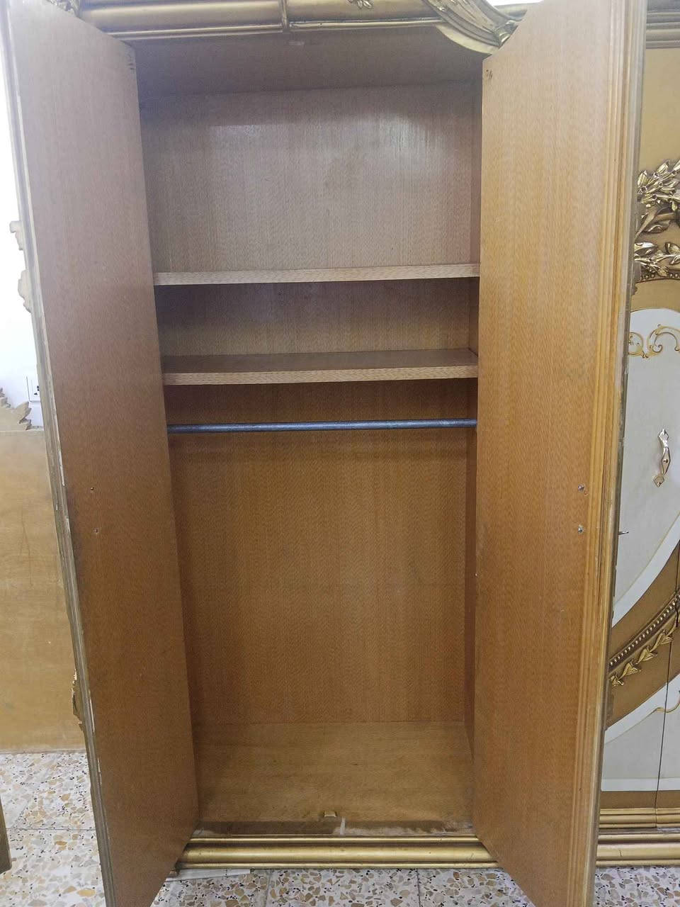كنتور وميز تواليت وكمدي مصري خشب تكمه نضيف مثل مواضح بصورة السعر 400 الف العنوان بغداد الكريعات للأستفسار تواصل ع خاص او ع رقم هاتف *********** بغداد, العراق
