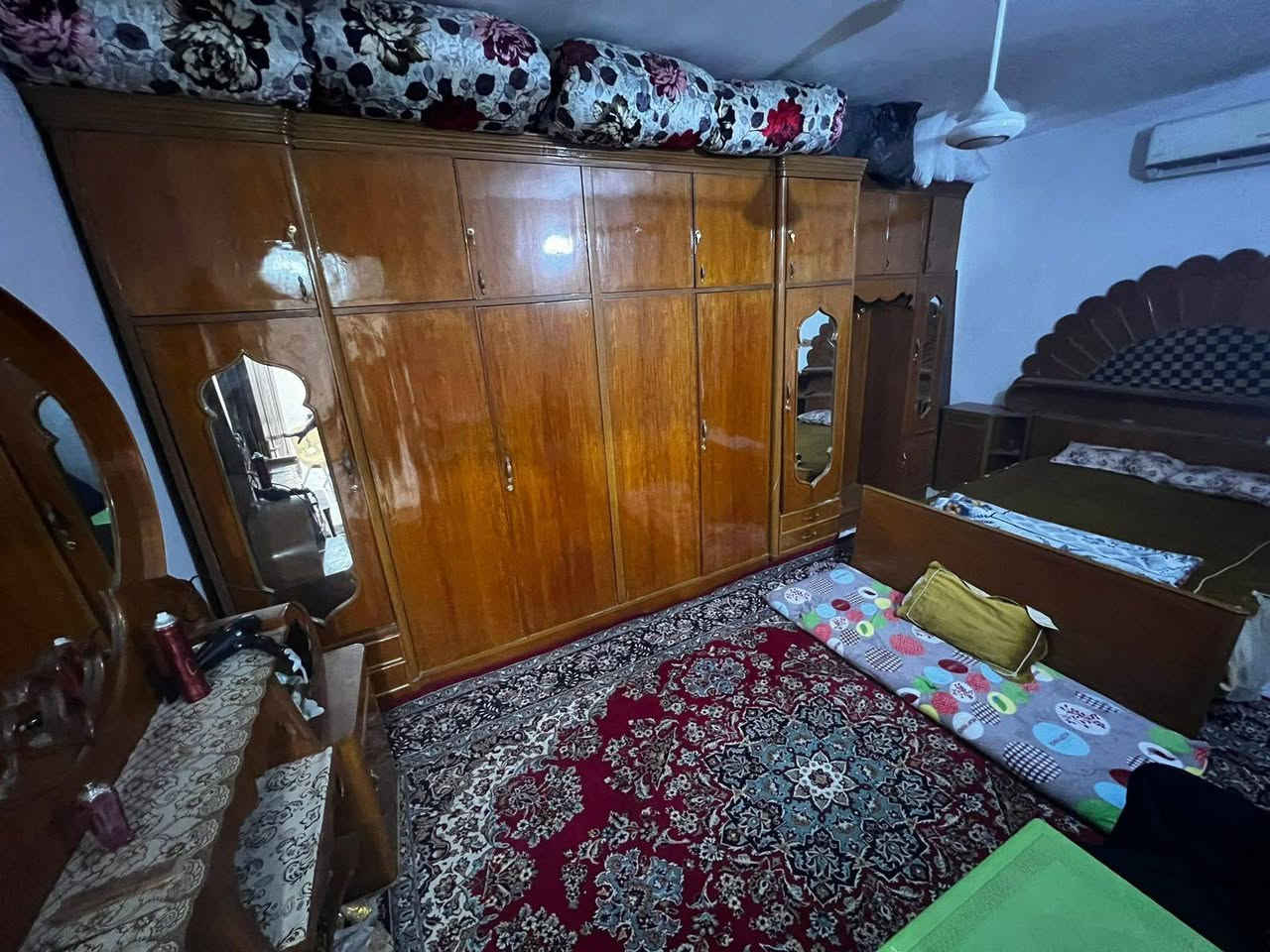 دار للبيع المساحه 130 متر منطقه ال 8000 بناء جديد طابقين يحتوي الطابق الاول على غرفه وصاله واستقبال ومطبخ وصحيات والطابق الثاني يحتوي على ثلاثه غرف وصاله وصحيات مجموع الغرف اربعه السعر 179 مع المجال للاستفسار مراجعه مكتب الرشيد او اتصال بالرقم التالي ***********
