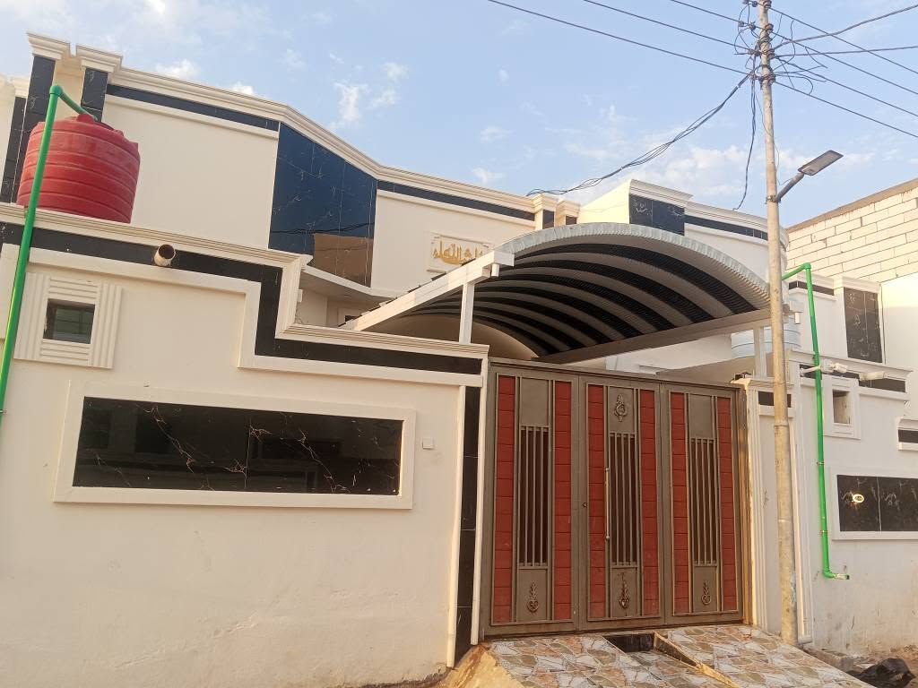 بيت طابو زراعي للبيع 

في ابو خصيب قرب مدينة الاندلس السكنية 

مساحة البيت 160 متر 

يحتوي البيت على غرفتين ودوانية وصاله ومطبخ وحمام+ كراج 

السعر 82 مليون وبي مجال 

لاستفسار تواصل على رقم 

*********** البصرة, العراق
