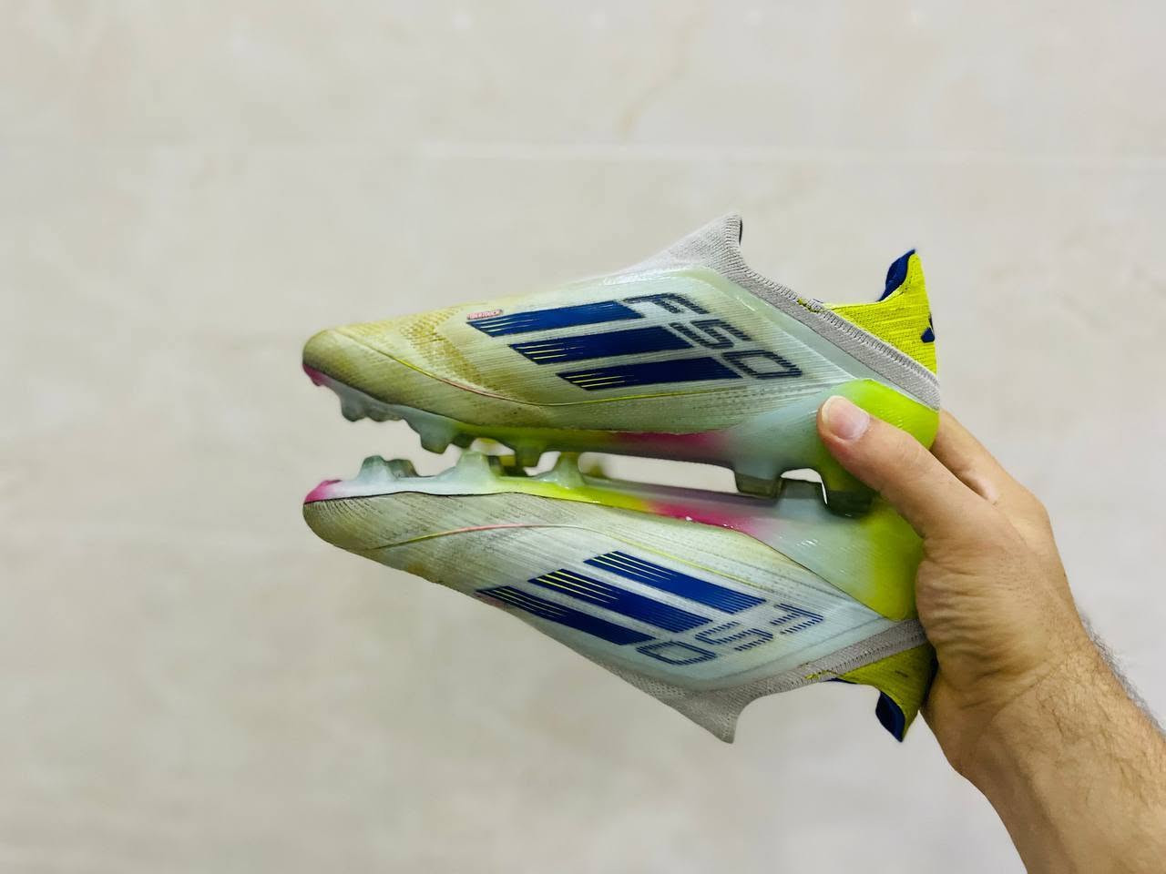 Adidas F50
باله أوروبي 
درجة أولي 
مخيط داخلي 
وزن خفيف 
قياس 40.5
توصيل موجود 
مكاني: السليمانية/كلار 
رقم او واتس اب:***********
