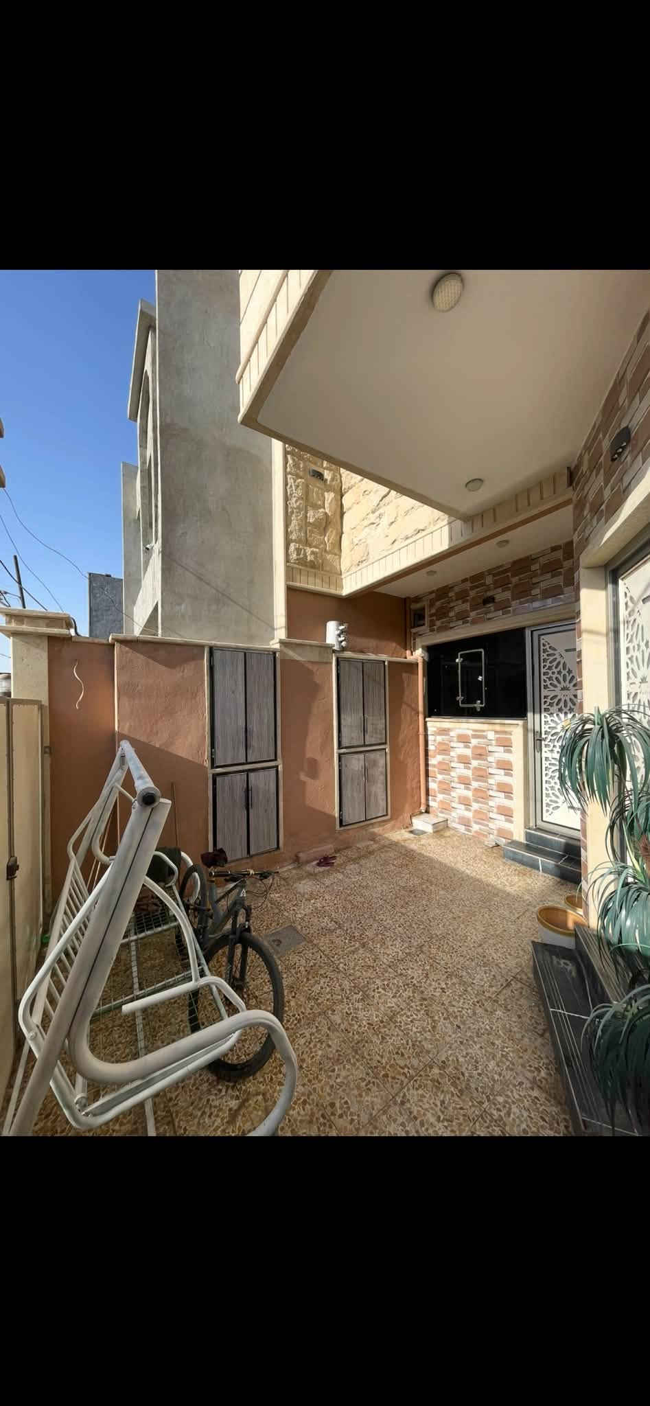 🏡 دار للبيع في الموصل – حي الميثاق 🏡
العنوان: الموصل / حي الميثاق – بالقرب من إعدادية النيل
المكتب المسؤول: مكتب التهاني للعقارات
✨ مواصفات العقار:
 المساحة: 150 متر مربع
 الواجهة: 7.50 متر
 التصميم: طابقين (خارطة حديثة واستغلال ممتاز للمساحات)
📌 تفاصيل التقسيم الداخلي:
 الطابق الأول:
 استقبال واسع
 صالة معيشة
 مطبخ
 غرفتان نوم
 صحيات
 الطابق الثاني:
 4 غرف نوم
 صالة معيشة
 صحيات
📞 للاستفسار والتواصل:
يرجى زيارة #مكتب_التهاني_للعقار أو الاتصال على الرقم:
***********
‭*********** 
‭***********

نص مكتوب في الصور:
- مكتب التهاني للعقار