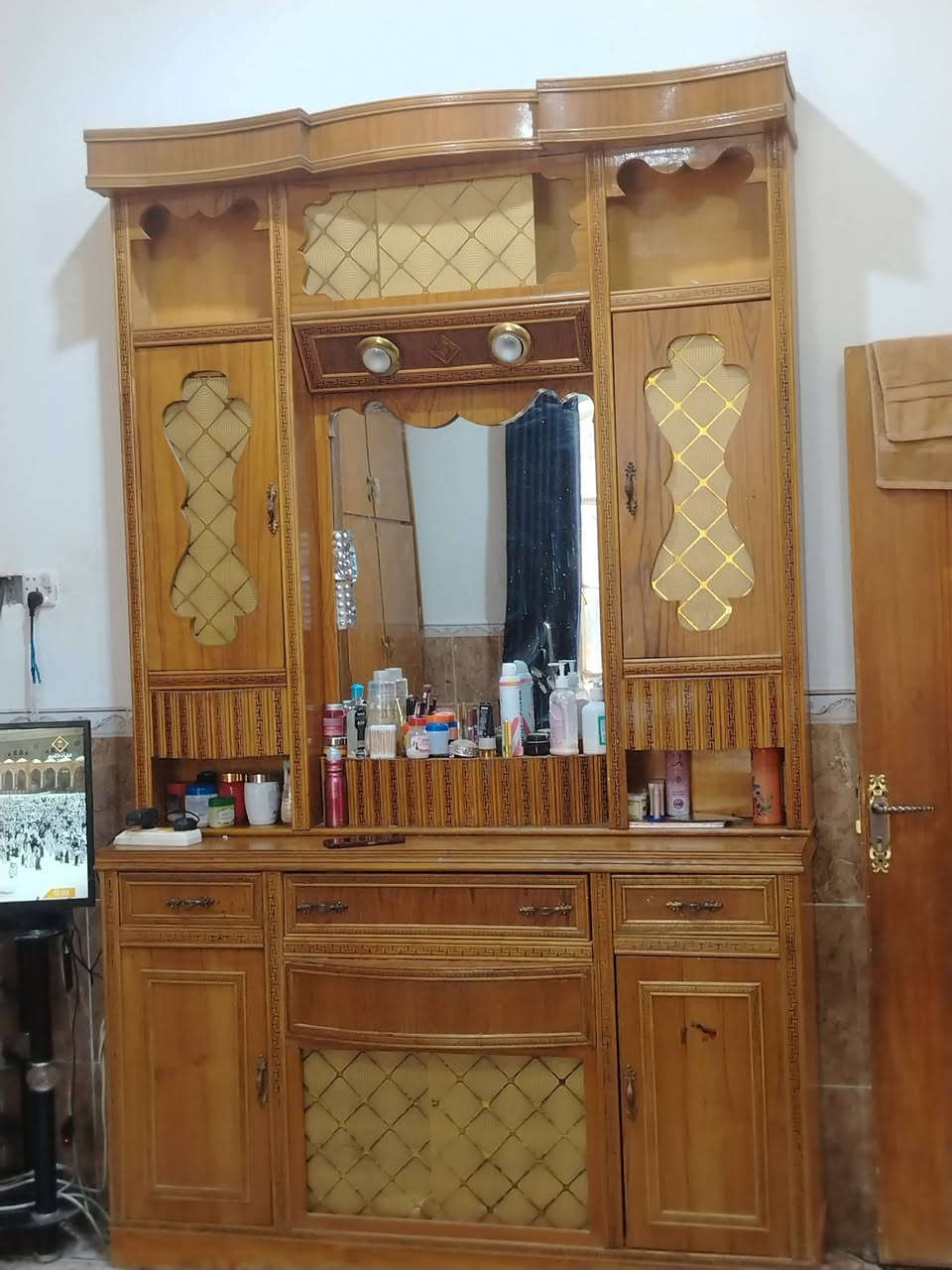 سلام عليكم
يوجد غرفة اخشاب للبيع
 السعر 900 الف بيها مجال..
 6 قطع
التواصل على هاذا الرقم :***********
