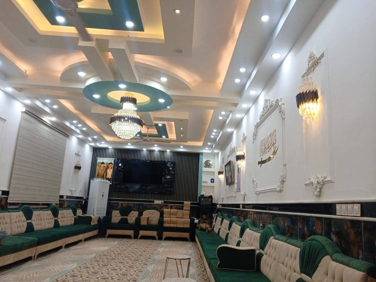 يا الله بيت 300متر طابو زراعي سند 25 قرار محكمه
البيت يتكون من 4غرف نوم وصالتين واستقبال ومجموعه صحيات البيت صاير على شارعين يبعد عن شارع كربلاء طوريج 600متر البناء حديث ومرتب له طريقين على شارع الحافظ طريق وعلى شارع اللايح طريق العنوان كربلاء الحافظ 
السعر 160مع المجال 
***********
