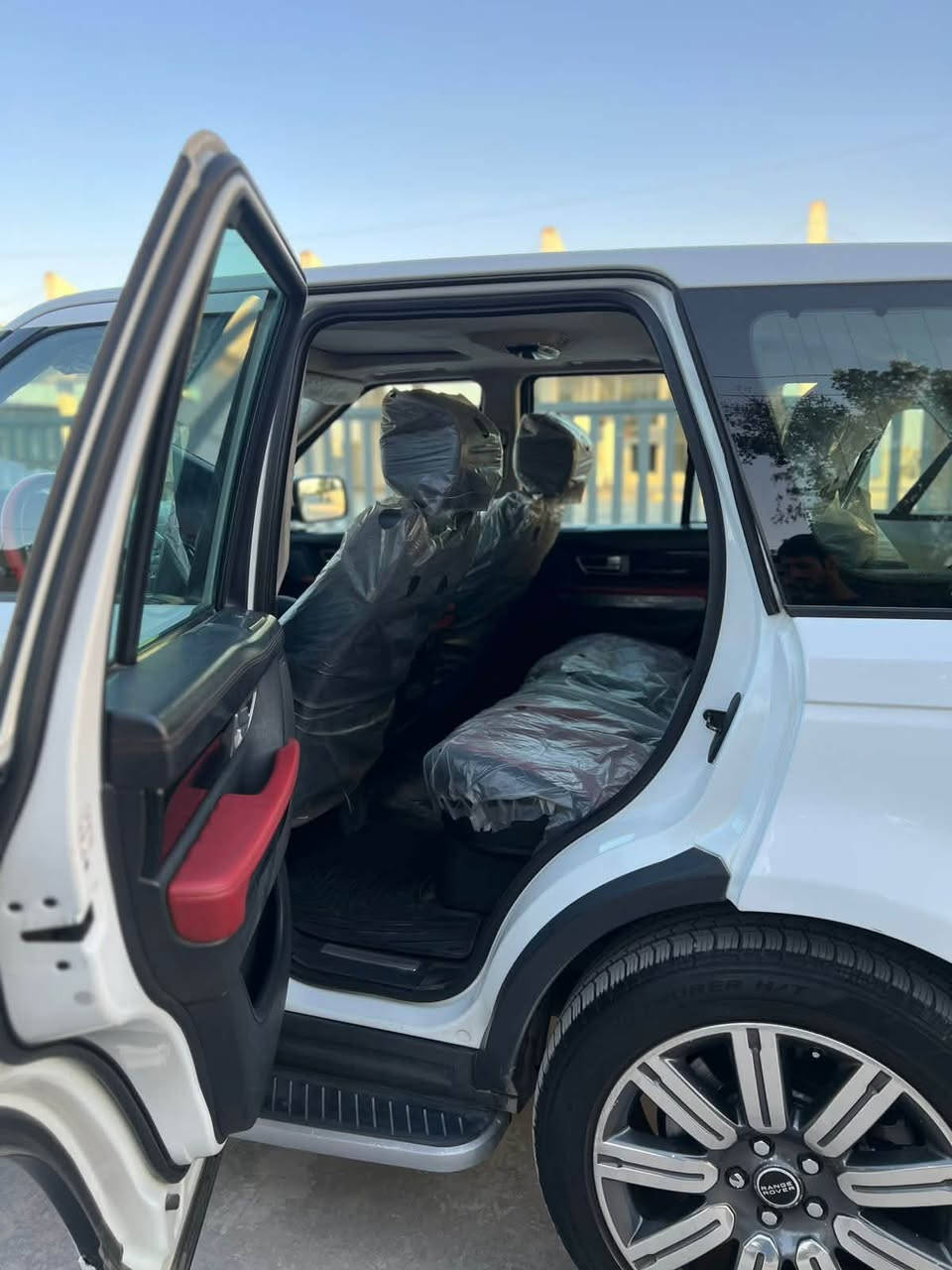 سلام عليكم : RANGE ROVER -SPORT وكالة شركة سردار مكفولة كفاله عامه صبغ وضربه وتبديل (( وكاله السياره ) محرك 8 سوبر جارج موديل 12 اللون ابيضّ مواصفات فول (( بصمة - سلايد -كاميرات 360 - رادارات - جكات اوتو ويدوي - مري شفط - كشنات جلد احمر واسودّ بلادي - شاشات خلفية - لايتات - حساسات - سماعات )) جاهزه من كلشي كير ومحرك حداده كهرباء رقم بغداد ( ٤ ارقام ) السعر 170 وبيها مجال  بيك خير وتدلل***********

