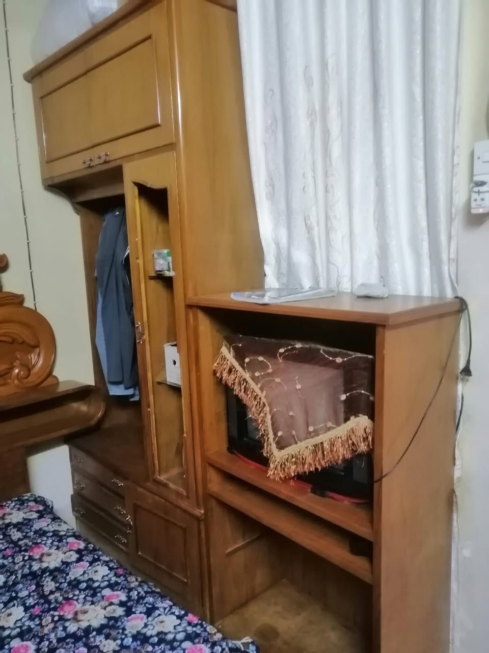 للبيع تخت +ميز اتواليت+زاويا+مكتبة تلفزيون :رقم الموبايل (***********)
