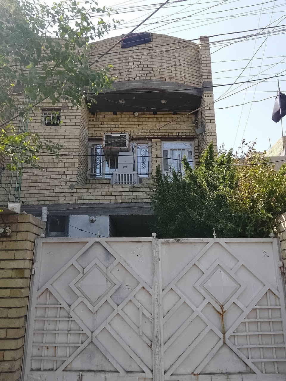 سلام عليكم بيت للبيع مساحه 100طابقين طابق ثاني سويت علا ساحه وحديقه مقابيل البيت موقع بغداد الحسينيه مال راشديه خلف العماره الحمره الستفسار***********
