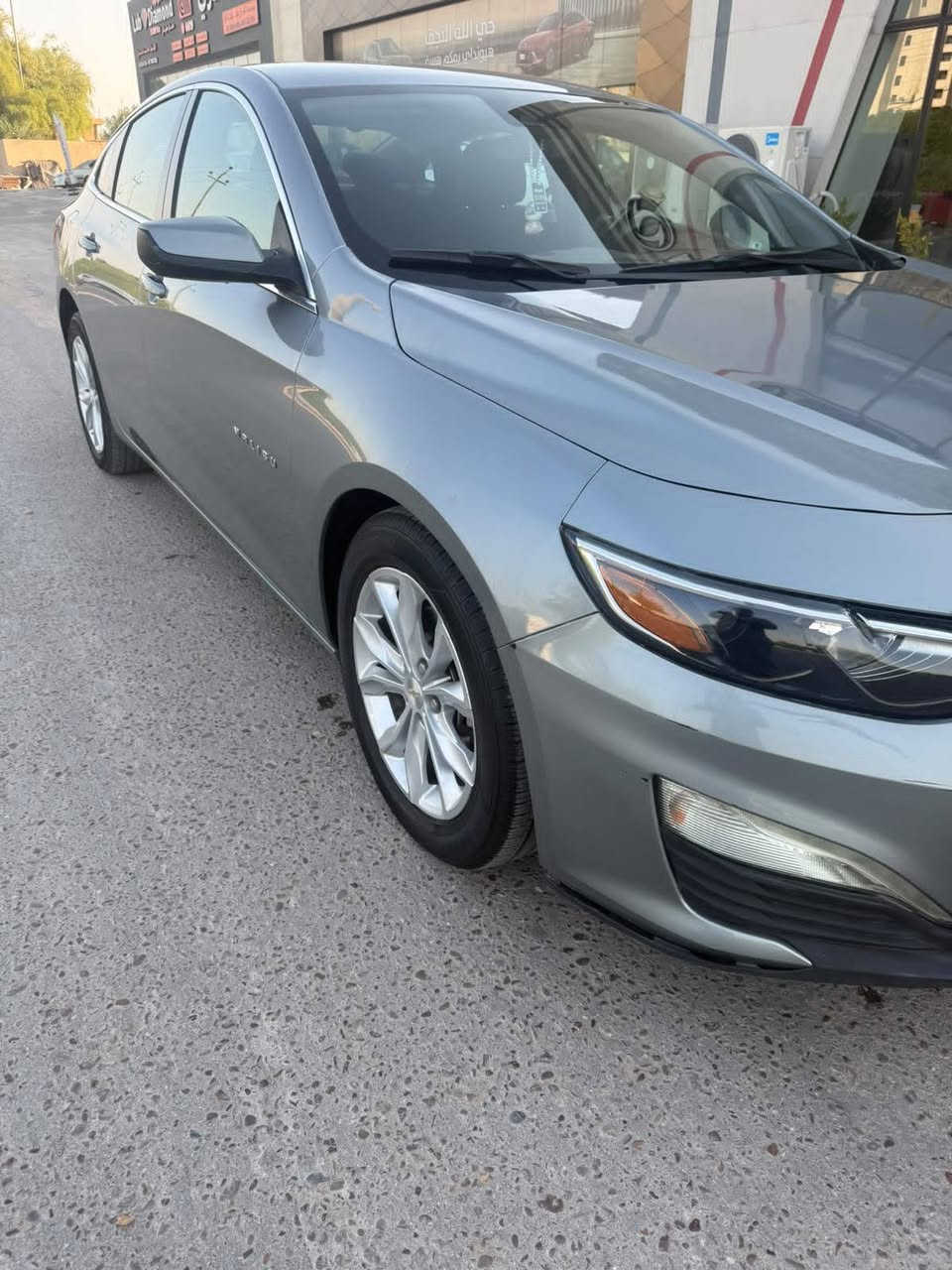للبيع شوفر ليت ماليبو موديل 2023 فحص مؤقت تسجل باي محافظه حادثها بامريكا  جاملغ امامي وبنيد نفسه مصبوغ السعر 117وبيها مجال بسيط للاستفسار اتصل ***********
#الــمــواصــفـــات :-
{1} محرك 4 سلندر 1500 تيربو
{2} مخمل 
{3} كاميرا دواره ستيرن
{4} شاشه كبيرة ( ايباد) للتحكم في ايعازات السياره
{5} تبريد امامي خلفي
{6} لايت و كشاف زنون
{7} عداد المسافات 88 ميل 
{8} منافذ USB امامي خلفي
{9} سستم صوت متكامل
{10} تحكم سترين جهتين
{11} نضام ABS مانع انزلاق
{12} كشن السائق كهرباء
{13} ايرباك راجع سستم 
{14} بصمة 2 باب + بصمة تشغيل النجف, العراق
