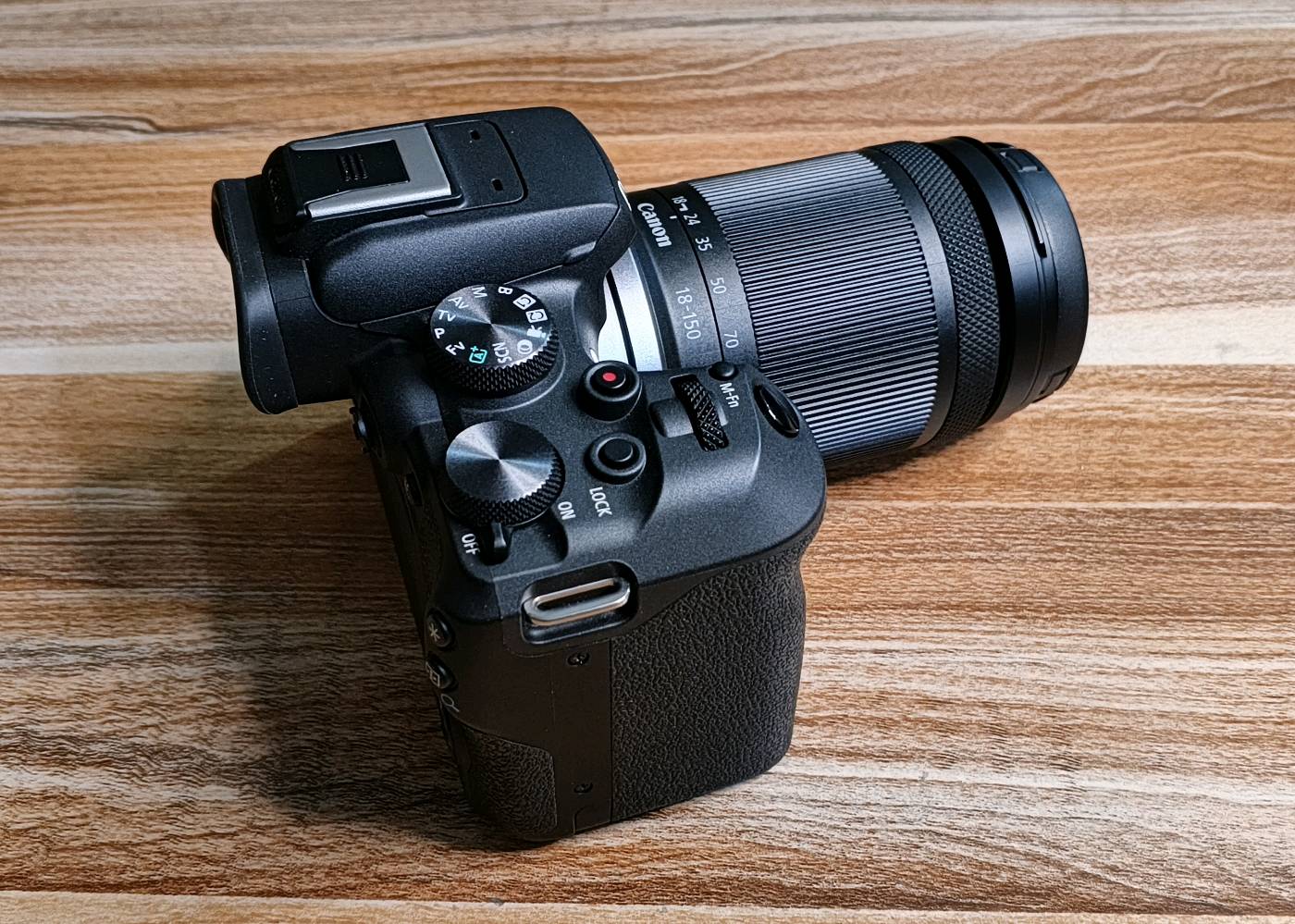 ‏السلام عليكم
‏كاميرا Canon R10 بحالة الزيرو تماماً (استخدام نظيف جدا 100%) بيها ضمان حقيقي مستمر من محل ببغداد ومكفولة بالكامل بدون أي عطل أو خدش
‏التفاصيل:
‏الجسم نظيف وكل الازرار شغالة تفحصها بنفسك
‏عداد الغالق بحدود 9 آلاف فقط 
‏العدسة: الشاملة 18-150mm الأفضل والأغلى من العادية ال45mm
‏
‏الملحقات الكاملة:
‏ العلبة الأصلية + الكتالوجات والأكياس الاصلية + الشاحن والبطارية الأصلية + حقيبة كانون + حزام الرقبة + الكاميرا + العدسة
‏
‏أبرز المواصفات:
‏مستشعر بدقة 24.2 ميغابكسل (APS-C)
‏شاشة قلابة سهلة للتحكم والرؤية
‏سرعة التقاط 15 بالثانية ميكانيكي و23 الكتروني
‏سرعة الفوكس قوية جدا مع تتبع العين
‏تصوير فيديو بجودة 4K بمعدل 60fps، وتصوير بطيء Slow Motion بدقة 1080 بمعدل 120fps.
‏مدى أيزو حتى 32,000 (قابل للتوسعة حتى 51,200).
‏الكاميرا باختصار جديدة جداً  ونظيفة
‏
‏السعر: 1،300,000  قفل
‏المكان: الفلوجة حي الشرطة
‏للتواصل واتساب: ***********