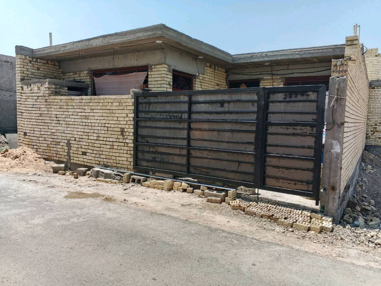 السلام عليكم ورحمة الله وبركاته بيت للبيع في هور رجب بصف محطة اضواء بغداد مساحه 150متر واجهه 10متر نزال 15 يبعد عن الشارع هور رجب 50 متر بدون بيتونه بيتونه جينكو صاعده سافين الرقم *********** رصيد وواتساب السعر 75مليون وبي مجال