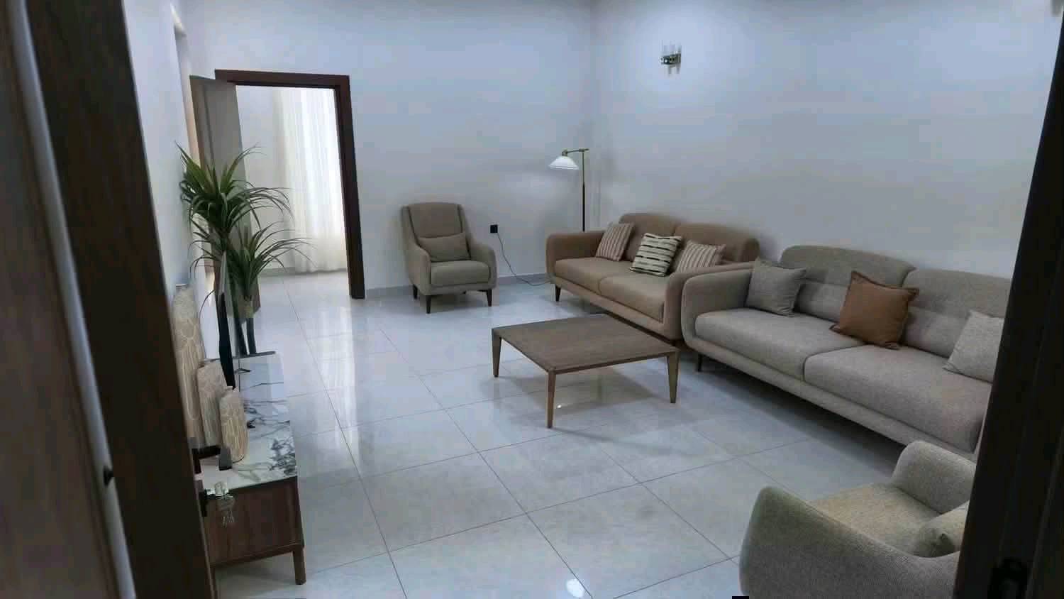 ✨فرصة مميزة للسكن أو الاستثمار في مجمع نيروز السكني✨ 

📍 دار للبيع في مجمع نيروز السكني
🔹 المساحة: 160م² 
💰 السعر الكلي: 153 مليون دينار
✅ الواصل: 48 مليون دينار 
🗒️تفاصيل الدار : يحتوي الدار على طابقين غرفة في الطابق الأرضي و غرفة في الطابق الأول و حمام و صالة و استقبال و مطبخ و كراج و حديقة داخل المنزل.   

🚩موقع المجمع : شارع نجف كربلاء عمود 110  مجاور علوة النجف 

📩 للاستفسار والحجز: راسلنا عبر الصفحة أو عبر الواتساب:
📞 ***********
📞***********