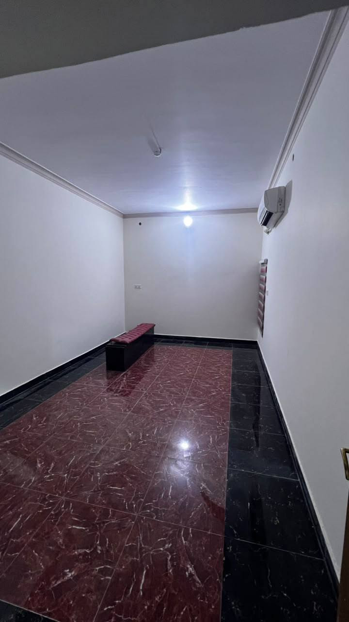 #للايجار
بيت في الحي المهندسين بناء حديث طابقين يحتوي على 4غرف استقبال صاله مطبخ كراج صحيات موقع سكني مميز 
***********
***********
