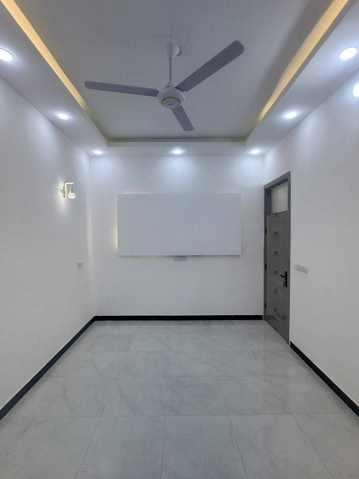 بيت جديد للبيع (بناء حديث وجاهز للسكن) 🏠
​المساحة: 100 متر (طابق)
​الموقع: دور الزراعة الثالثه
​الملكية: طابو صرف زراعي، سند 25 (وكاله )
​الميزات: موقع مميز وقريب جداً من المدرسة مع توفر كافة الخدمات الأساسية (ماء، كهرباء، أسواق، وتبليط) ✨.
​السعر: 60مليون وقابل للتفواض 
​📞 للاستفسار والمعاينة، يرجى الاتصال على الرقم: ***********
(أو المراسلة واتساب)

