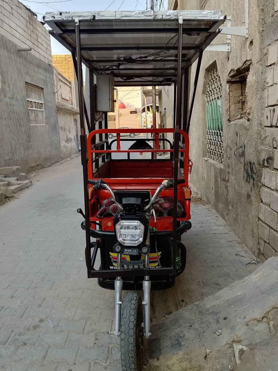 ستوتة شحن تشحن على الطاقة الشمسية والكهرباء مكان النجف ***********
بطاريات عدد 6 نوع ياديا مسطرة 38 امبير 
تمشي بالشحنة اكثر من50 كيلو
طاقة شمسية تفول من 0 لل100 خلال 5 ساعات
البدي ينرفع بالكامل 
كلشي شغال وستوتة نظيفة
