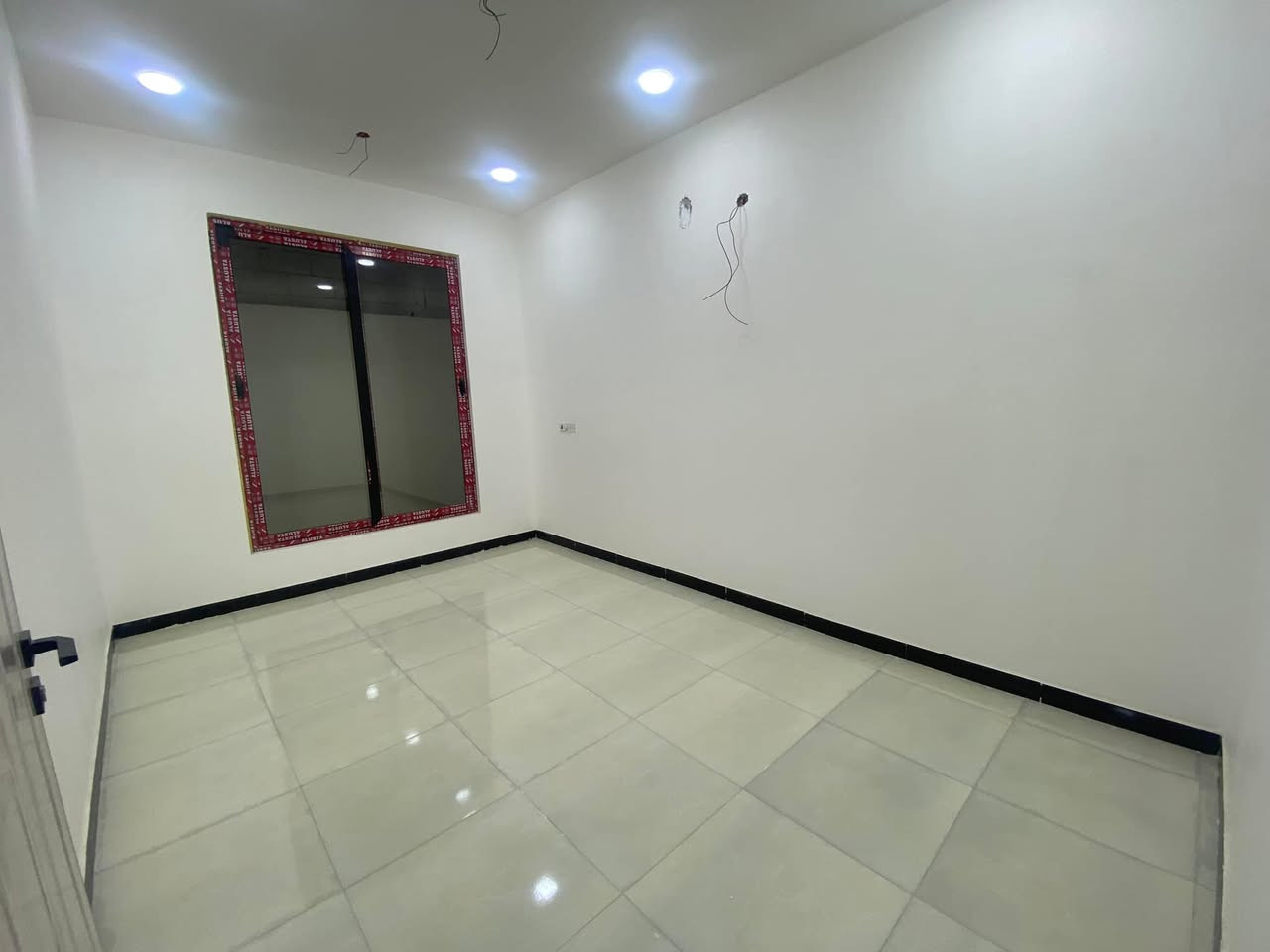 دار للبيع  مساحه 150 متر
بناء درجة أولى ( تسليم مفتاح ) .. 
( سعره مناسب جدًا )
✅اجيب غراضك وتكعد✅

يحتوي على: 
▪️استقبال 
▪️صاله 
▪️ غرف منام العدد 2
▪️مطبخ  
▪️  حمامات داخليه و خارجيه

✔️بيت فول مواصفات

 🔹البيت مصبوغ بالكامل صبغ جوتن🔥
🔹ابواب تركي درجه أولى 
🔹شبابيك ألمنيوم تفصال 
🔹كهرباء شغل درجة اولى 
🔹منظومة غاز 
🔹ماطورات و بوسترات صاعد و نازل 
🔹مقطوره ماء أساله 
🔹مقطورة ماء للشرب 
🔹محجر خارجي ارتفاع 75 سنتمتر 
🔹سخان ماء ( كيزر) مربوط وكامل

🟤 نوع العقار طابو  عراقي صرف باسم عراقي تكعد وي صاحب الارض 

🔺نوع البناء :- بلوك / كونكريت مسلح  
🔺المساحة :- 150 متر 
🔺مدخل الشارع. 10 متر

🔲 السعر :- 130 مليون  

⬛️ العنوان البصره ابو الخصيب منطقه ابو الجوزي قرب معمل ثلج اللامي

***********
