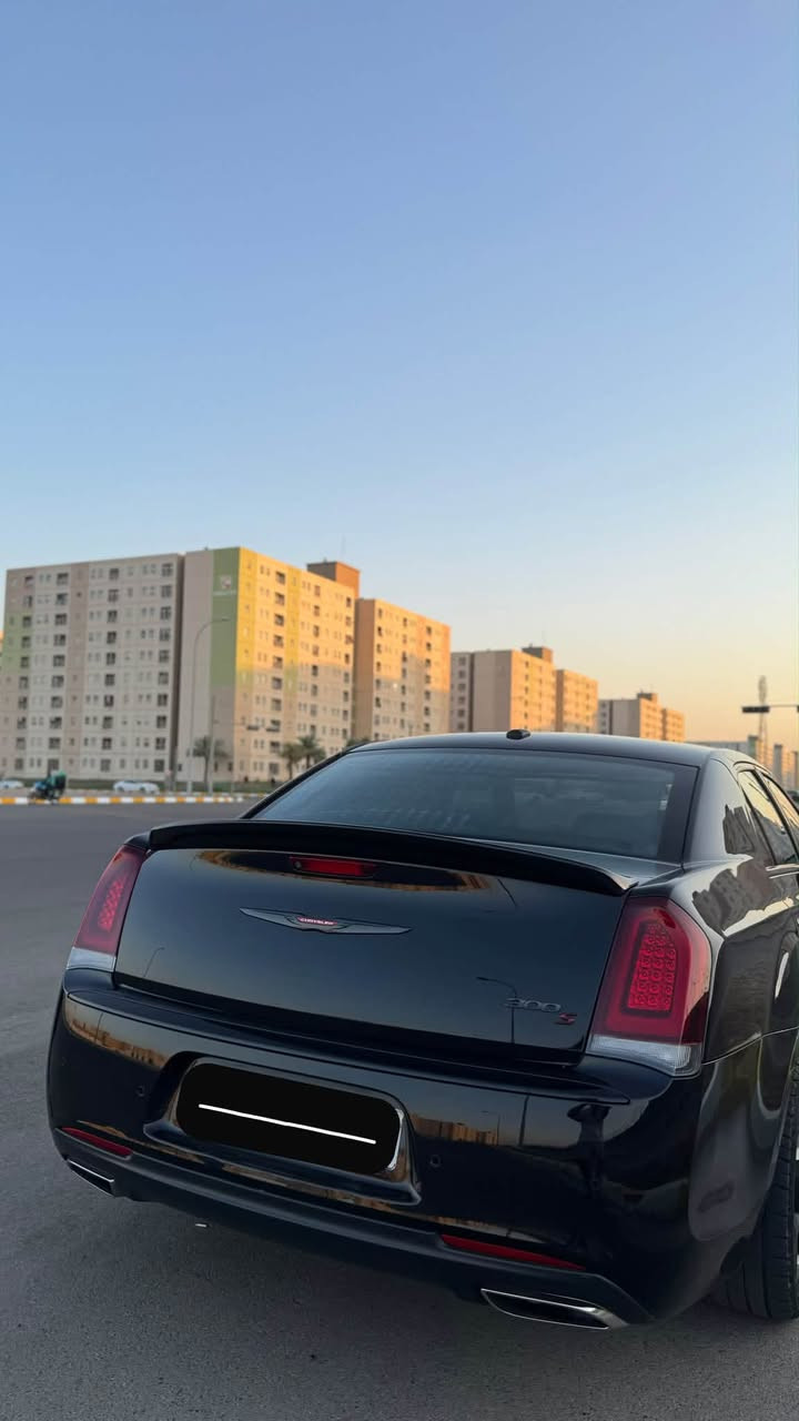 كرايسلر 2020  خليجي 300 S فول 1/1 وكاله هارلم  محرك سته سلندر 3600
الموديل : 2020 . (خليجي) . 
العداد : 75Mi
المحرك : V6 . 3.6L 

* رقم أربيل باسمي تحويل ثاني يوم. 
المواصفات :
*  پانوراما . 
* رادار مع مانع تصادم امامي . 
* تحذير الخروج عن المسار . 
* نقطة عمياء . 
* مصابيح امامية زنون مع LED داينمك . 
* ويل قياس 20 أنج لون اسود لماع ذو طابع رياضي . 
* حساسات امامية وخلفية؛ مع مانع تصادم
* بردة خلفية كهربائية . 
* شاشه كبيرة مع نظام ملاحة نفكيشن GPS .
* حافظة الاكواب تدفئة وتبريد . 
* سستم صوت ALPNE
* مقصورة الركاب من الجلد بالون الاحمر مع شعار S  .  
* مقاعد أمامية كهربائية عدد 2 . 
* ذاكرة لحفظ وضعيات الجلوس (ميموري) . 
* مقاعد أمامية تبريد وتدفئة . 
* مقاعد خلفية تدفئة . 
* تشغيل عن بعد . 
* ستيرن كهربائي . 
* تدفئة ستيرن . 
* كروس سرعة .
رقم الهاتف : ***********
