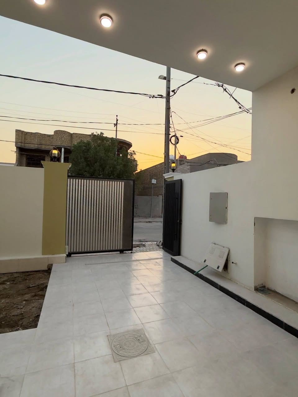 دار سكن للبيع _ طابو صرف
المساحه بالسند 102م واقع حال 140م 
منطقة حي الفرات _ على شارع بعرض 15م 
شارع جامع الرسول الاعظم 
يحتوي على 3 غرف نوم 
بناء سنه 2026 غير مسكون حاليا 
____________________
عنوان المكتب _حي الجزائر _ الشارع الخدمي 
***********
***********
