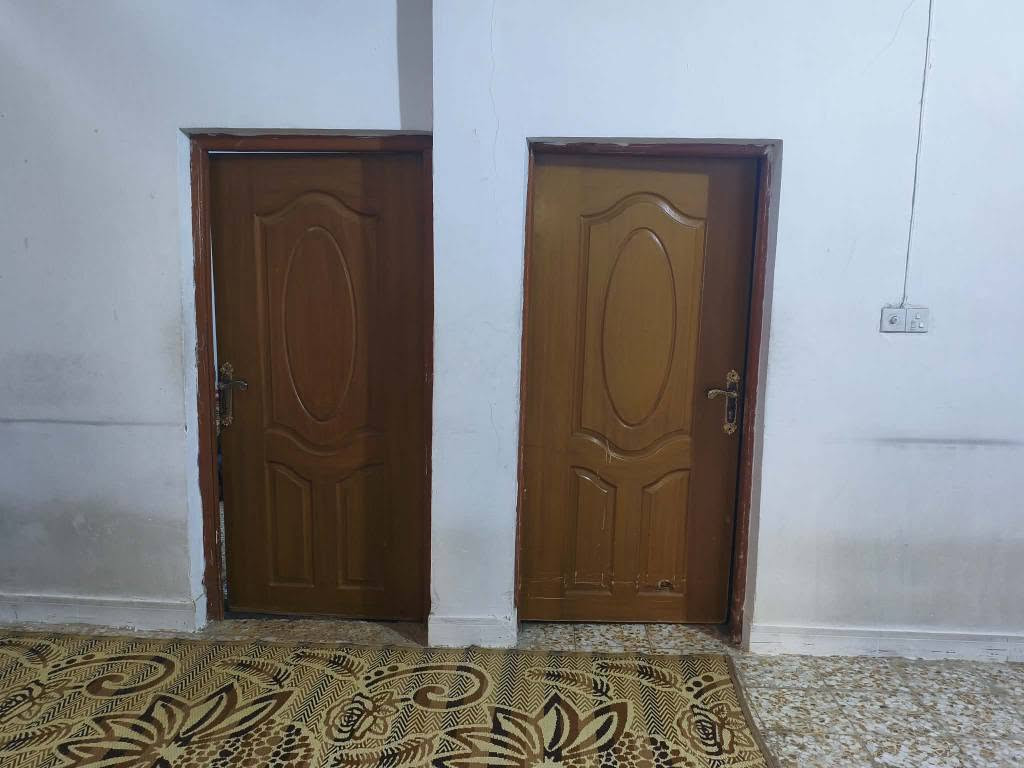 دار للبيع حي ميسان طابو صرف قريب جدا على شارع البوريات منطقة 22 مساحة 150 متر يحتوي على غرفتين وصاله ومكشوفات عدد2 صحيات عدد2 ومطبخ وغرفة فوك عايزة لبخ بورك وكاشي سقف شيلمان نظيف موبايل *********** ملاحظه يرهم مراوس
