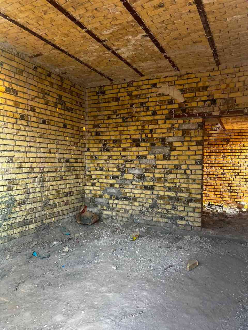 دار 🏠 للبيع 
الموقع بين الجمعيه وشارع قماره 
المساحه 240م 
البناء طابقين 
الطابق الارضي غرفتين وصاله واستقبال ومطبخ وحمام 
الطابق الثاني صاله وغرفه 
البناء طابوق والسقف عكاده 
نقص البيت دواخل فقط 
للاستفسار اكثر مراسله الصفحه او الاتصال على الرقم ***********
