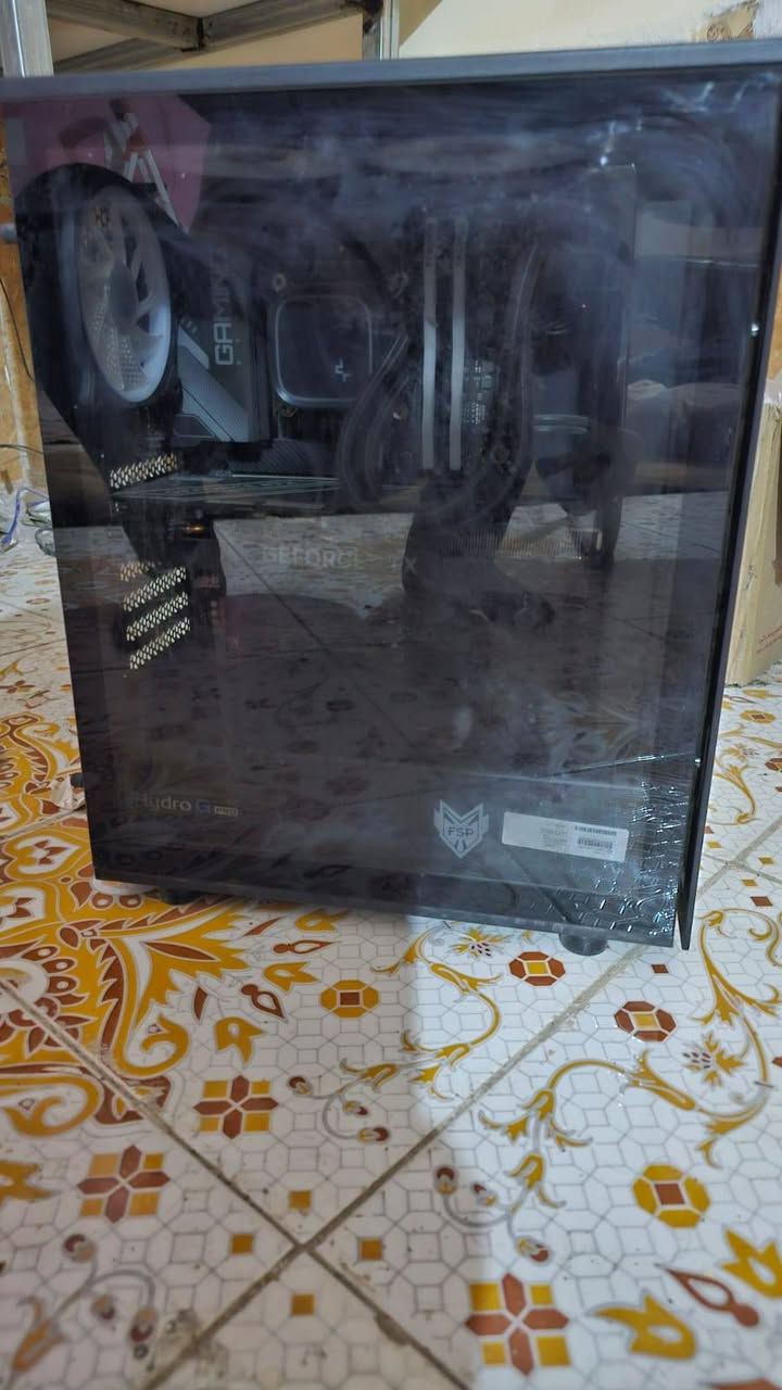 الســلام عليكم
PC للبيع

* **الكيس (Case):** FSP، زجاج مقوى (Tempered Glass) من الجوانب.
* **المعالج (CPU):** Intel Core i7-13700KF (الجيل الثالث عشر).
* **اللوحة الأم (Motherboard):** Gigabyte Z790 Gaming.
* **الذاكرة العشوائية (RAM):** TeamGroup **T-Force RGB** DDR5 بسعة **32GB (2×16GB)**، بتردد **6000MHz** أو أعلى، وتوقيت **CL30** أو أفضل، ومتوافقة مع منصات **Intel** و**AMD**.
* **بطاقة الرسوميات (GPU):** NVIDIA GeForce RTX 4070 من شركة **GALAX**، إصدار **3 Fan**.
* **التخزين (Storage):**

  * NVMe SSD بسعة **1TB**.
  * SATA SSD 1**256 GB**
* **التبريد (Cooling):**

  * مبرد مائي (Liquid Cooling) للمعالج.
  * إضاءة RGB.
  * **6 مراوح RGB** لتدفق الهواء (3 مراوح إدخال + 3 مراوح إخراج).
* **مزود الطاقة (Power Supply):** FSP Hydro بقدرة **750W**.

✨ القطع كلهه نضيفه جدا والحراره جدا ممتازه 

واخيرا السعر المقدس..
1800 الف

واتساب
 ***********
