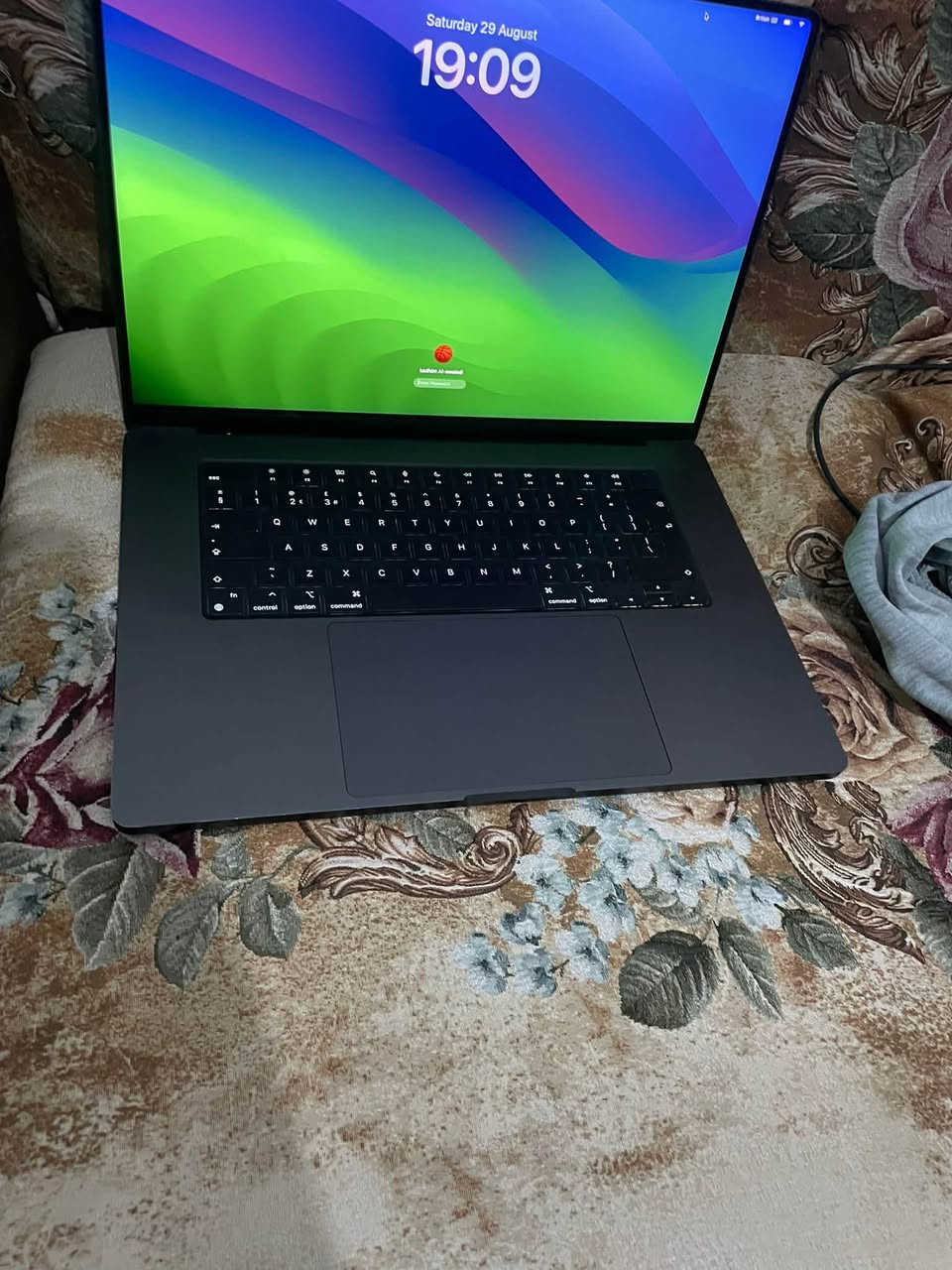 ماك للبيع من لندن موجود بالعراق البصرة 
***********

نص مكتوب في الصور:
- Search kadhim Al-swaiedi Apple Account eady for Apple Intelligence Wi-Fi Bluetooth Network Battery General Accessibility Appearance Control Centre Desktop & Dock Displays Screen Saver Apple Intelligence & Siri Spotlight Wallpaper Notifications Sound Focus Screen Time Lock Screen Privacy & Security Touch ID & Password Users & Groups Internet Accounts Game Center iCloud Wallet & Pay Keyboard JAN 20 < > About MacBook Pro 16-inch, Nov 2024 Name kadhim's MacBook Pro Chip Apple M4 Pro Memory 24 GB Serial number LW1K64W0VM Limited Warranty Expires on 11 June 2026 Details... macOS macOS Sequoia Version 15.6 Displays Built-in Liquid Retina XDR Display 16-inch (3456 x 2234) Display Settings... Storage Macintosh HD 460.31 GB available of 494.38 GB Storage Settings... System Report... Software Licence Agreement - Regulatory Certification ENERGY STAR® Compliance - Licence Agreement TM and © 1983-2025 Apple Inc. All Rights Reserved.